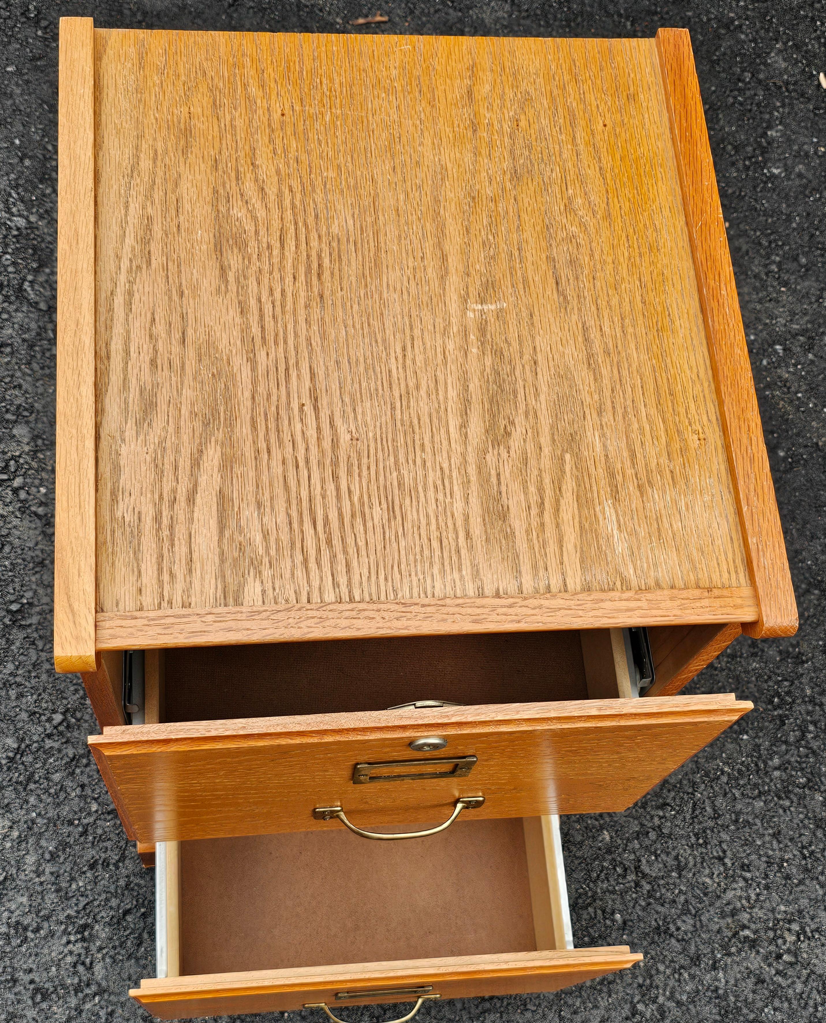 Archivador Vintage de Dos Cajones de Roble con Cerradura en venta 1