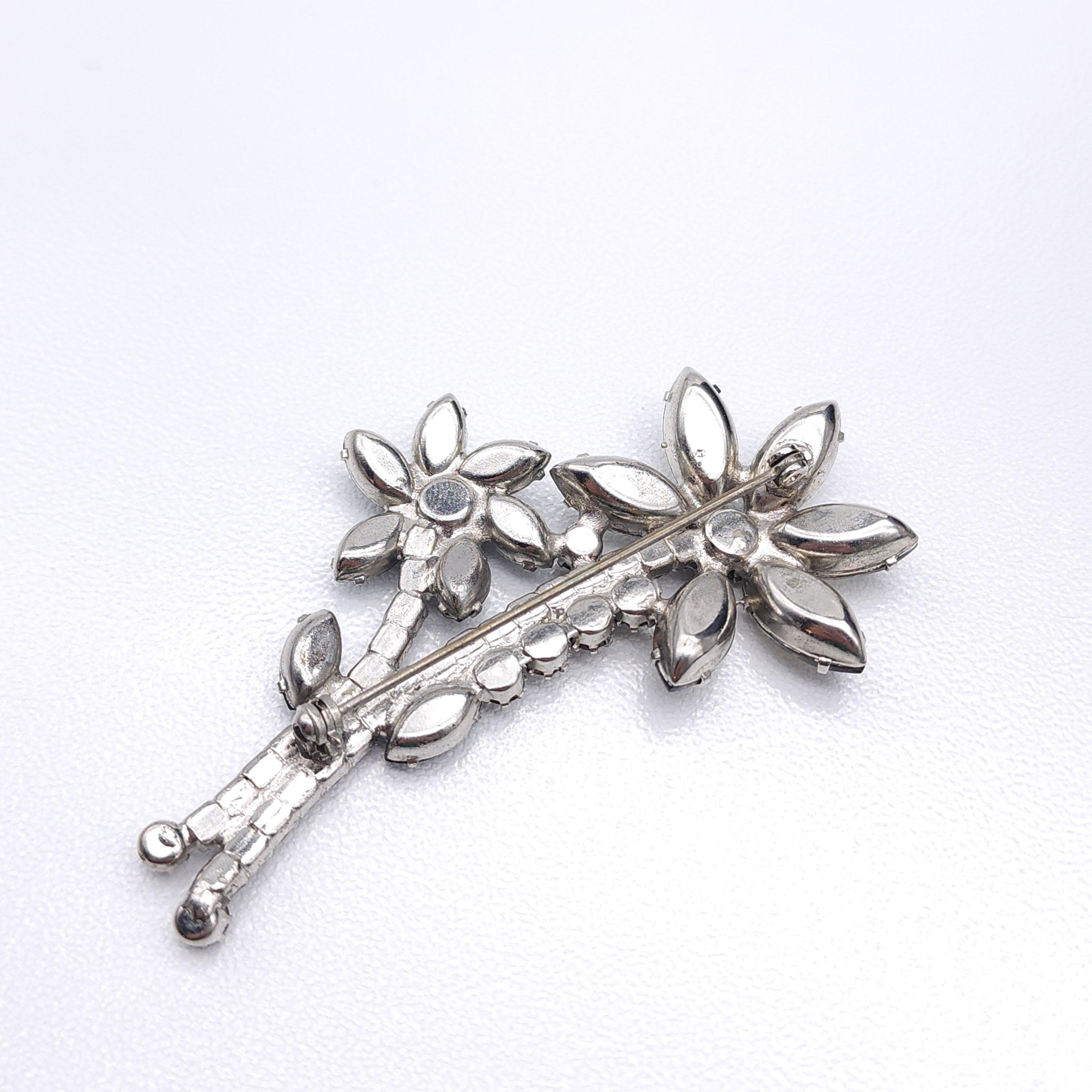 Round Cut Vintage Two Flower Crystal Pin Brooch in Smoky Gray and Green, Silver-Tone For Sale