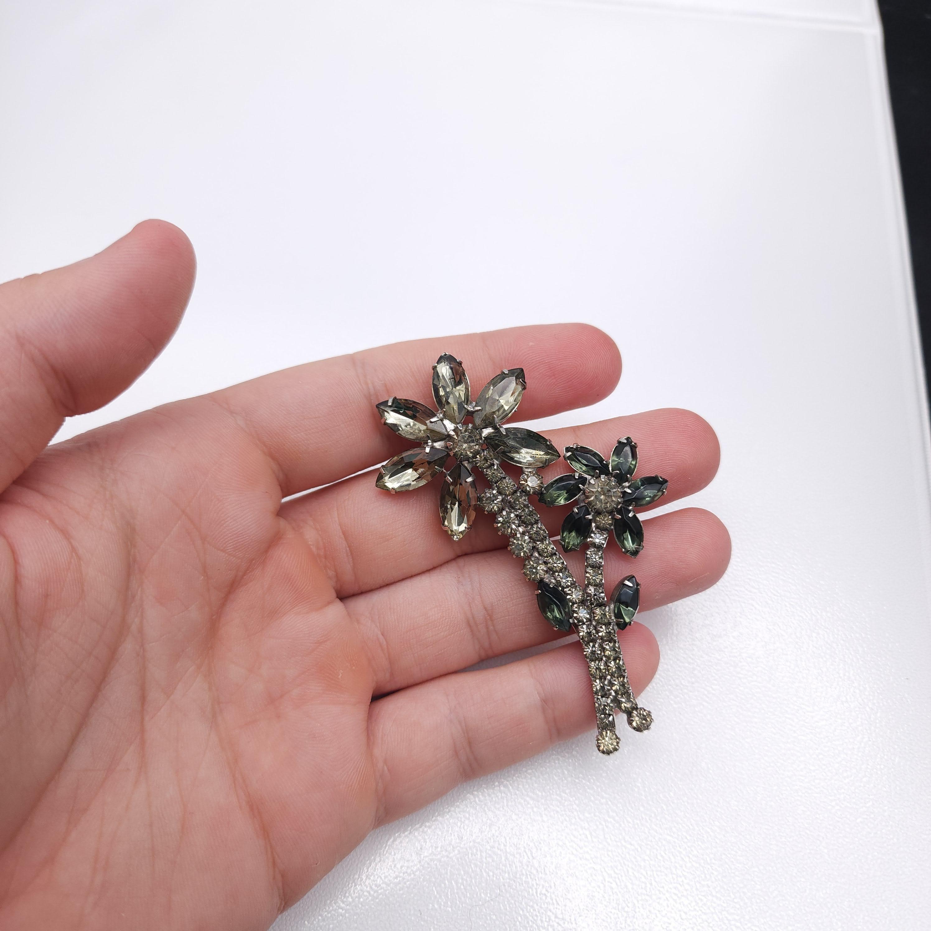 Women's or Men's Vintage Two Flower Crystal Pin Brooch in Smoky Gray and Green, Silver-Tone For Sale