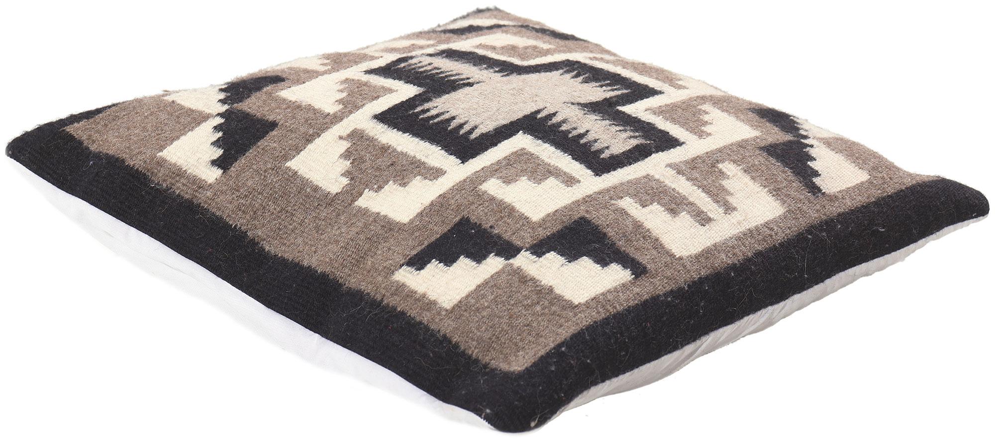78667 Cojín decorativo Vintage Two Grey Hills, 01'03 x 01'05. Esta almohada vintage Two Grey Hills, una pieza excepcional del reino de los textiles navajos, combina a la perfección la elegancia del tejido con la estética moderna del suroeste. El