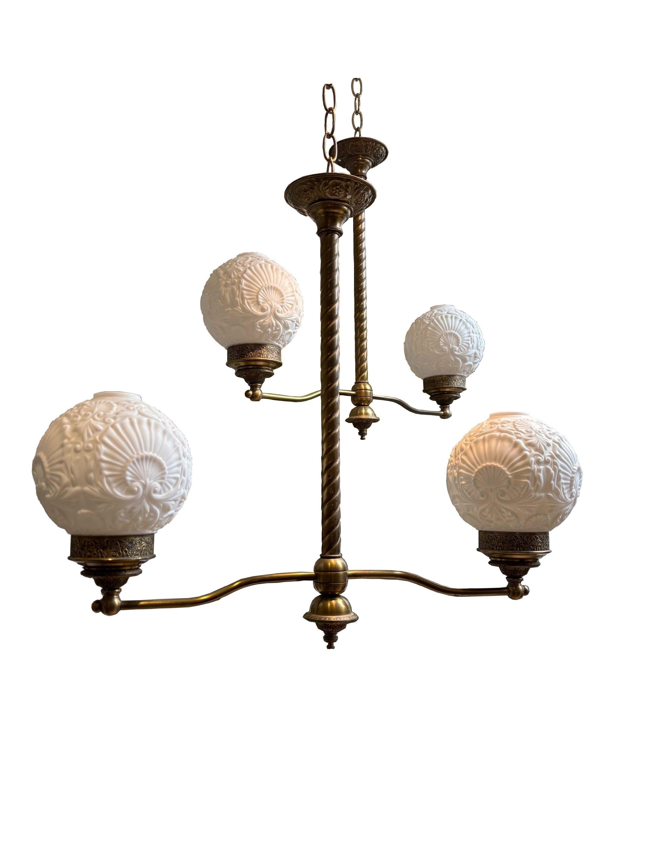 Suspension en laiton à deux lumières de style victorien avec globes en verre, luminaire Vintage en vente 3