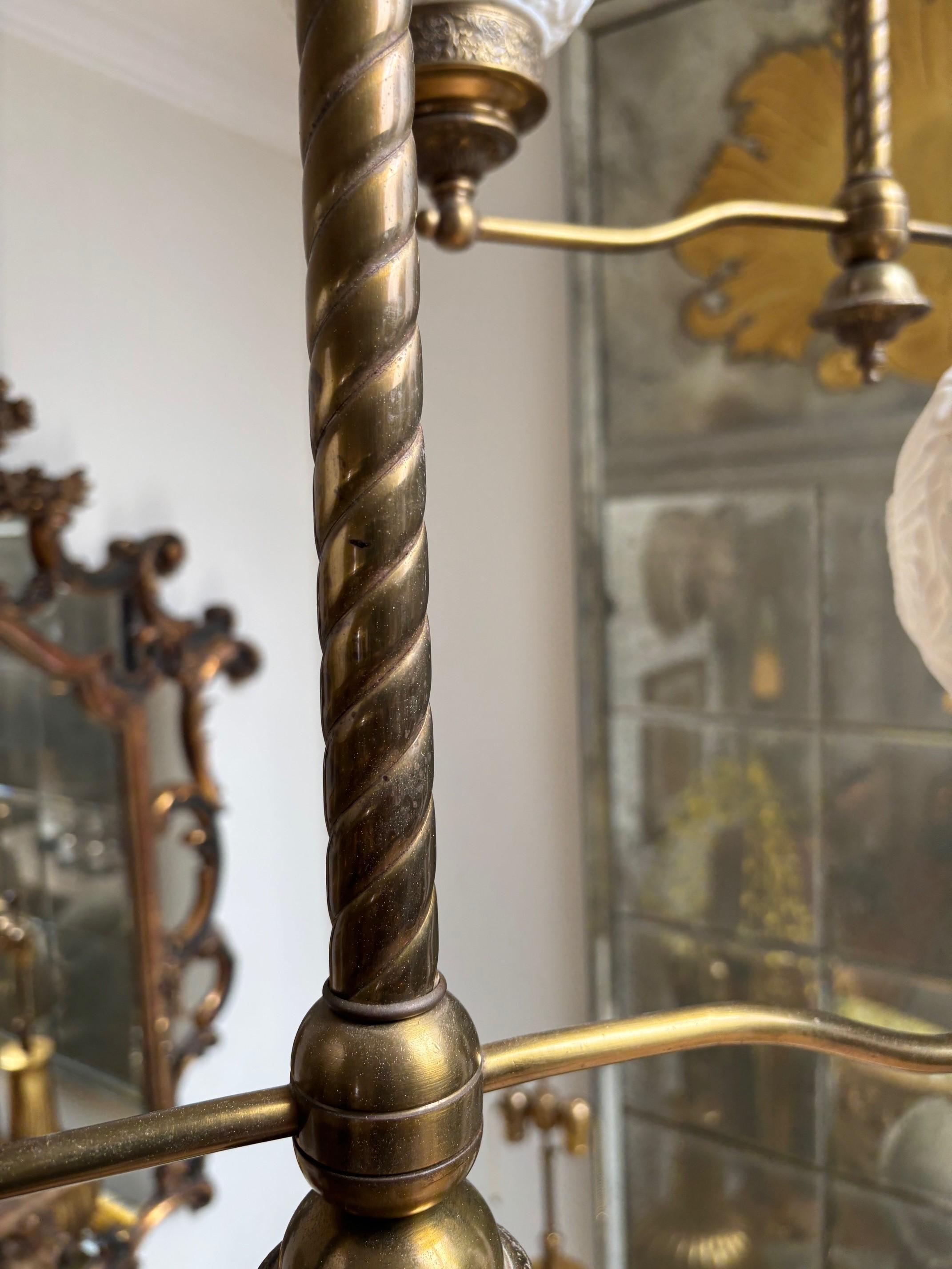 Suspension en laiton à deux lumières de style victorien avec globes en verre, luminaire Vintage en vente 4