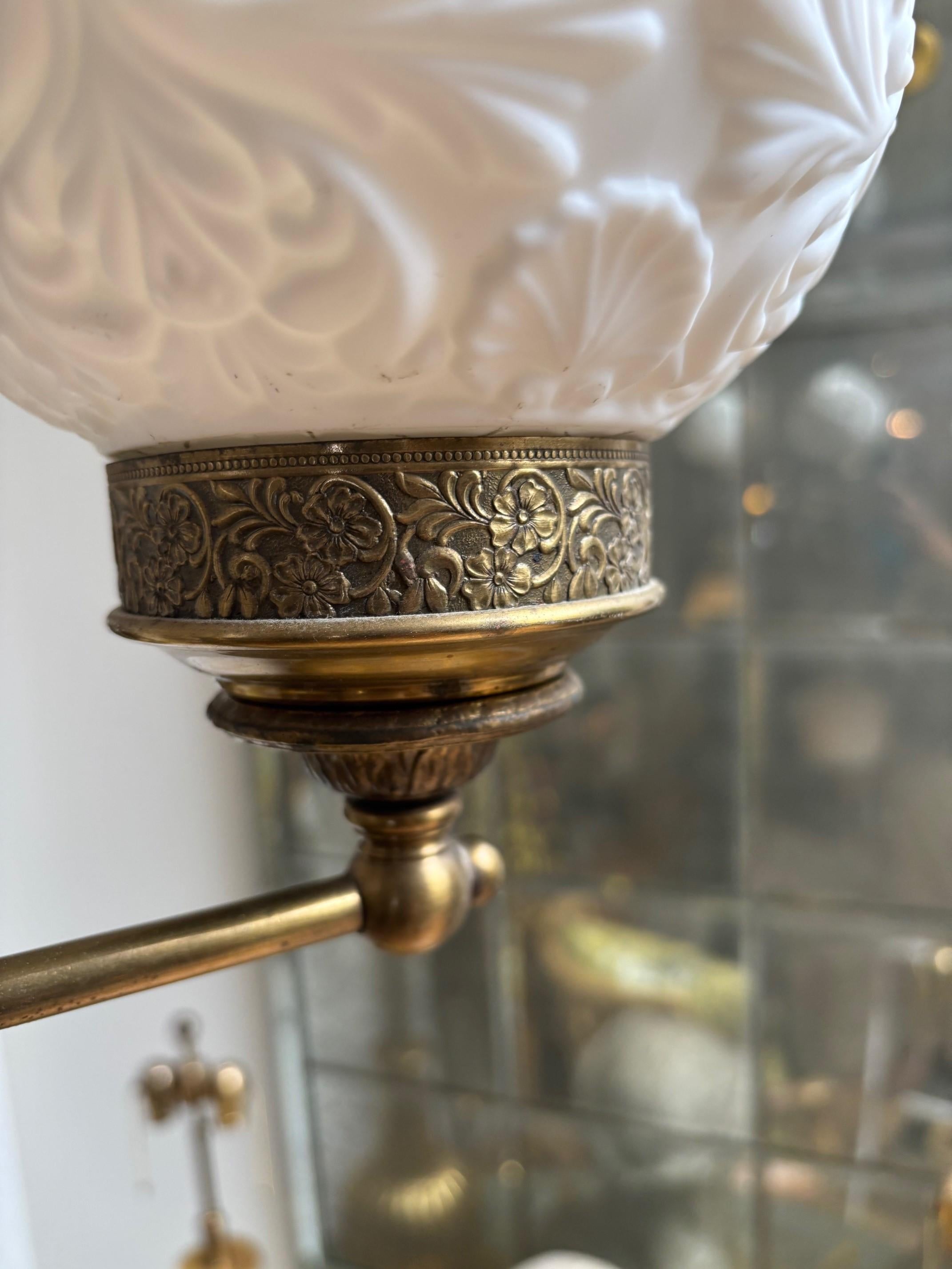 Suspension en laiton à deux lumières de style victorien avec globes en verre, luminaire Vintage en vente 5