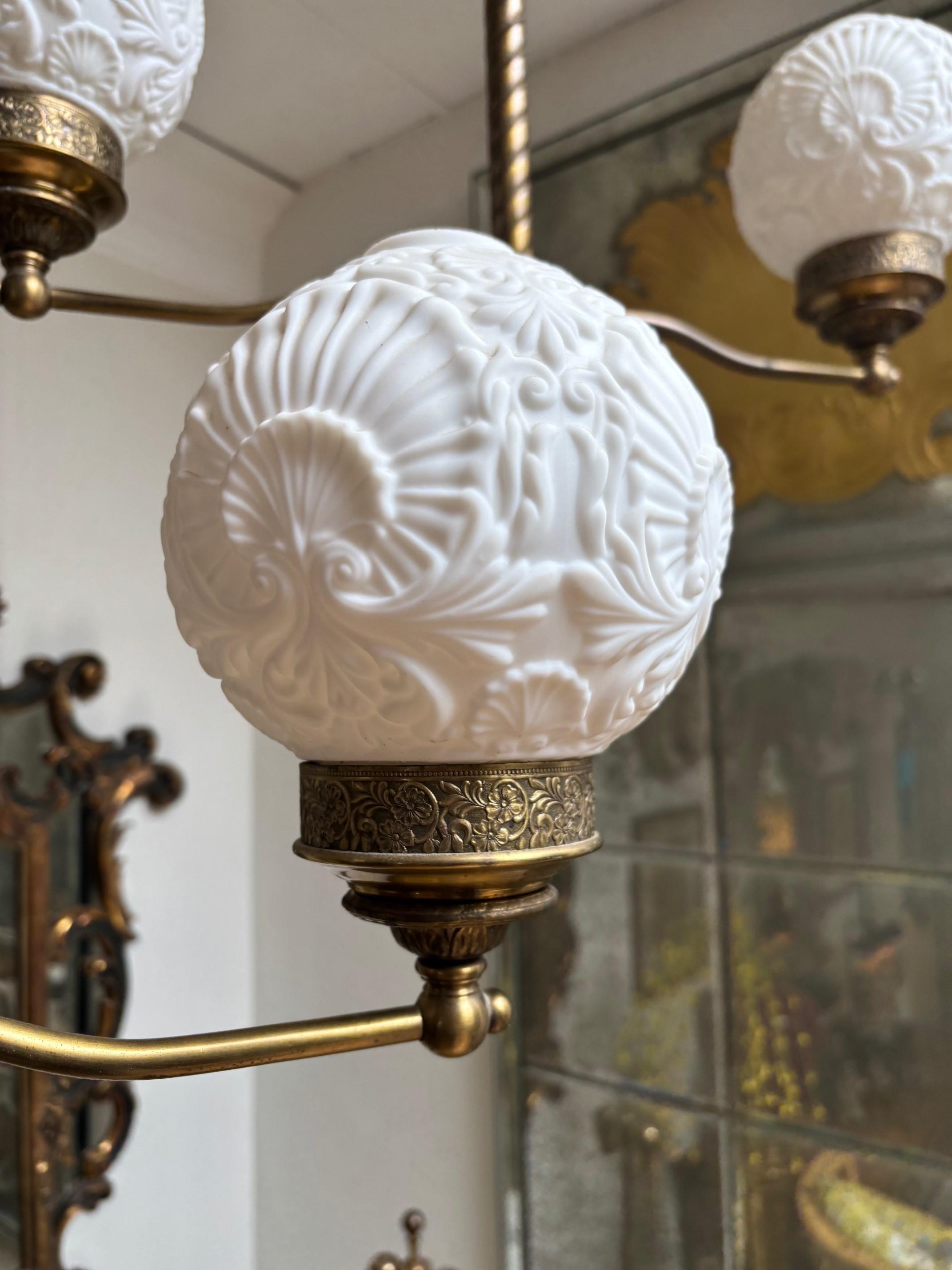 Américain Suspension en laiton à deux lumières de style victorien avec globes en verre, luminaire Vintage en vente