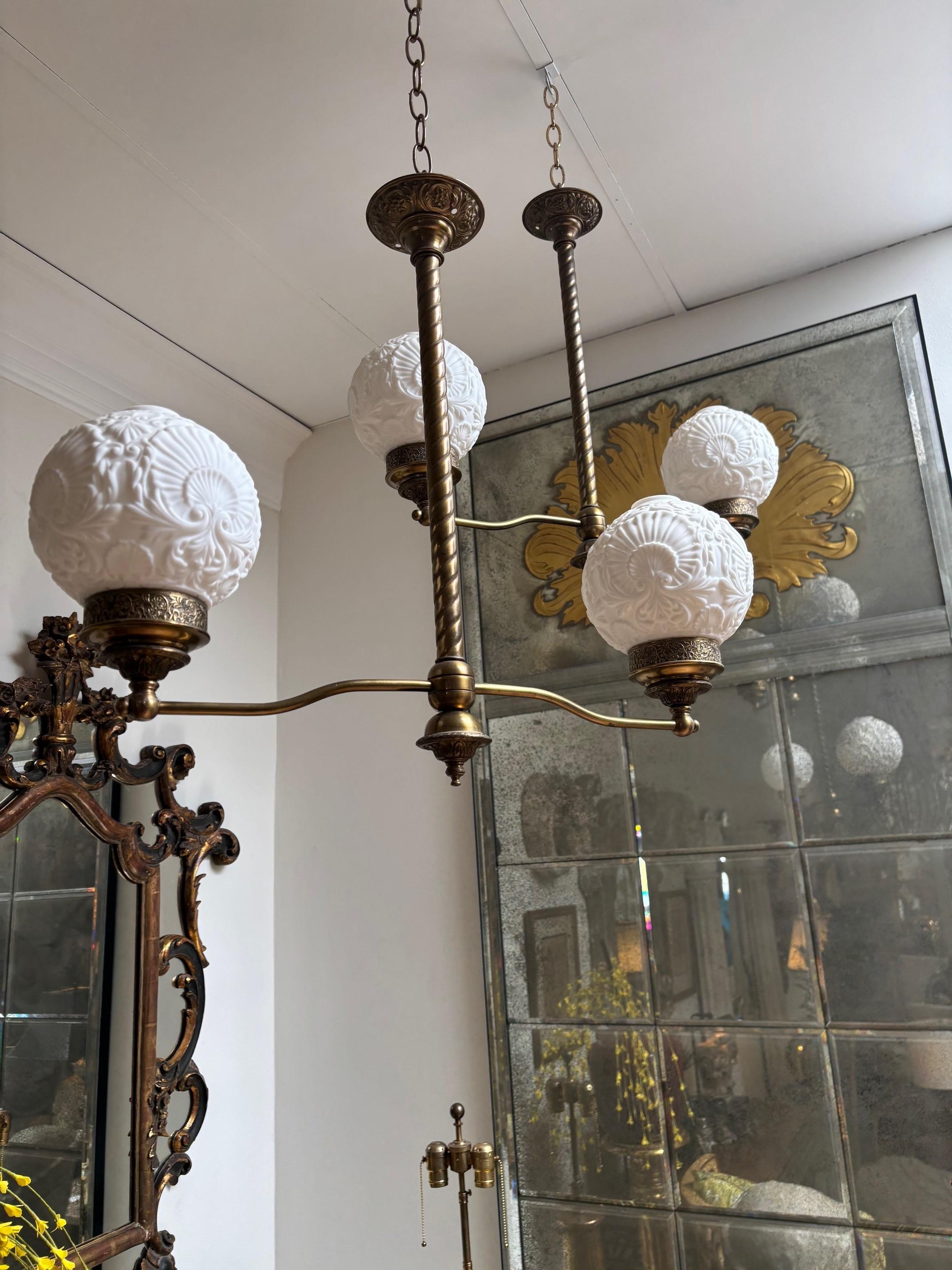 Suspension en laiton à deux lumières de style victorien avec globes en verre, luminaire Vintage en vente 1