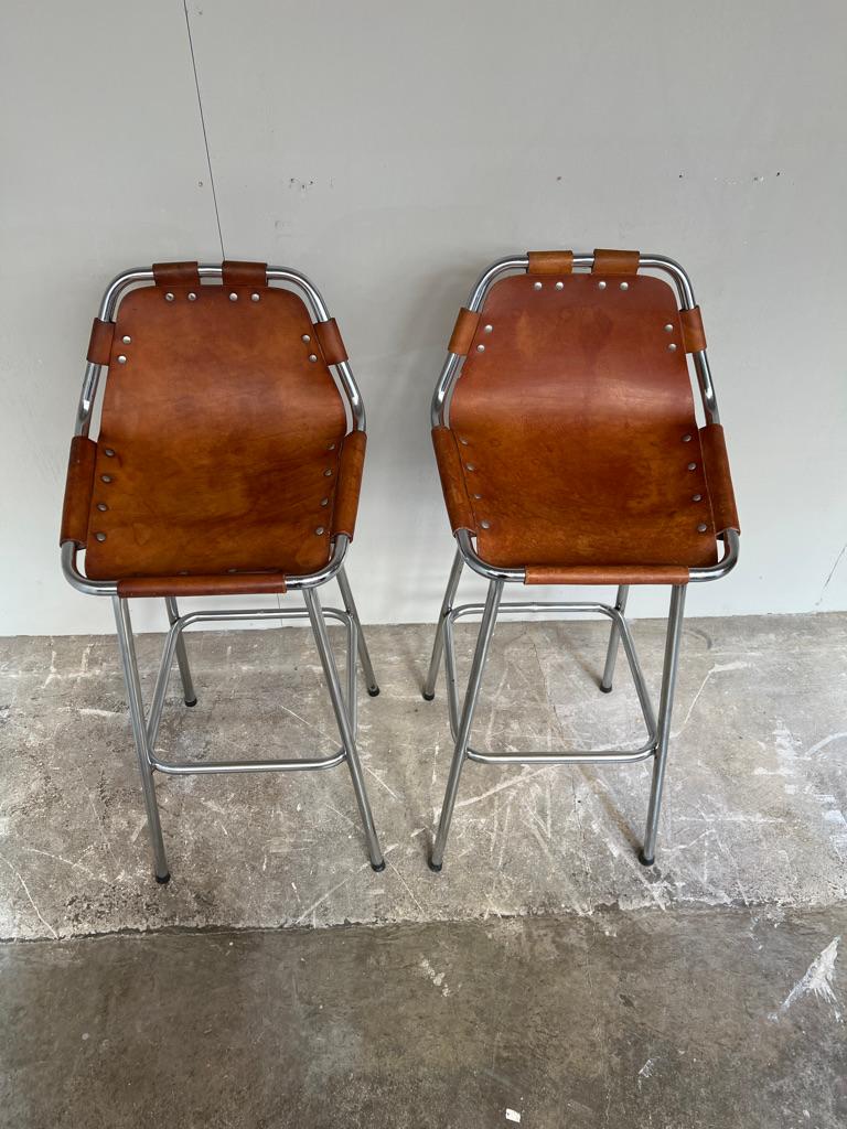 Zwei Original-Hocker aus Leder von Charlotte Perriand für Les Arcs, 1960er Jahre, Vintage im Zustand „Gut“ im Angebot in Markington, GB