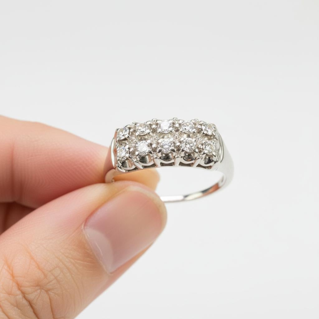Elegante et intemporelle, cette bague vintage à deux rangées de diamants capture l'équilibre parfait entre sophistication classique et portabilité au quotidien. Sertie d'environ 0,50 carats de diamants brillants de haute qualité de couleur G-H et de