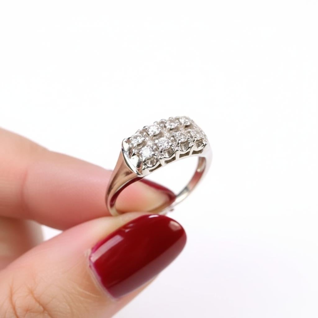 Taille ronde Bague vintage à deux rangs de diamants en or blanc en vente