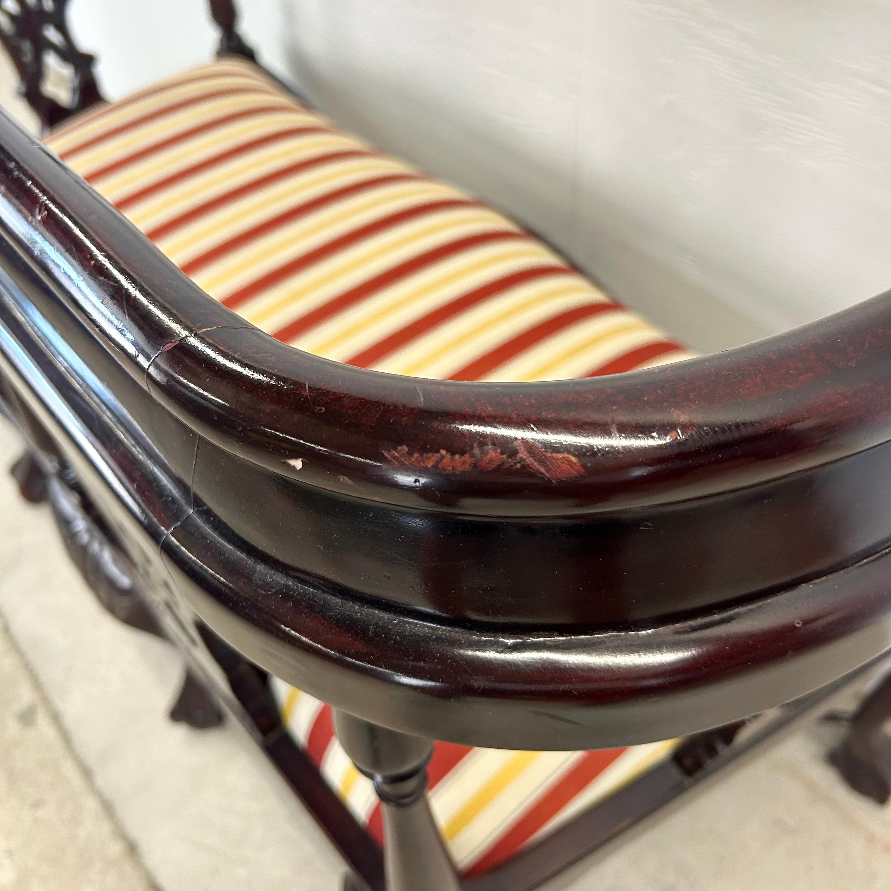 Canapé vintage à deux places de style Chippendale en vente 3
