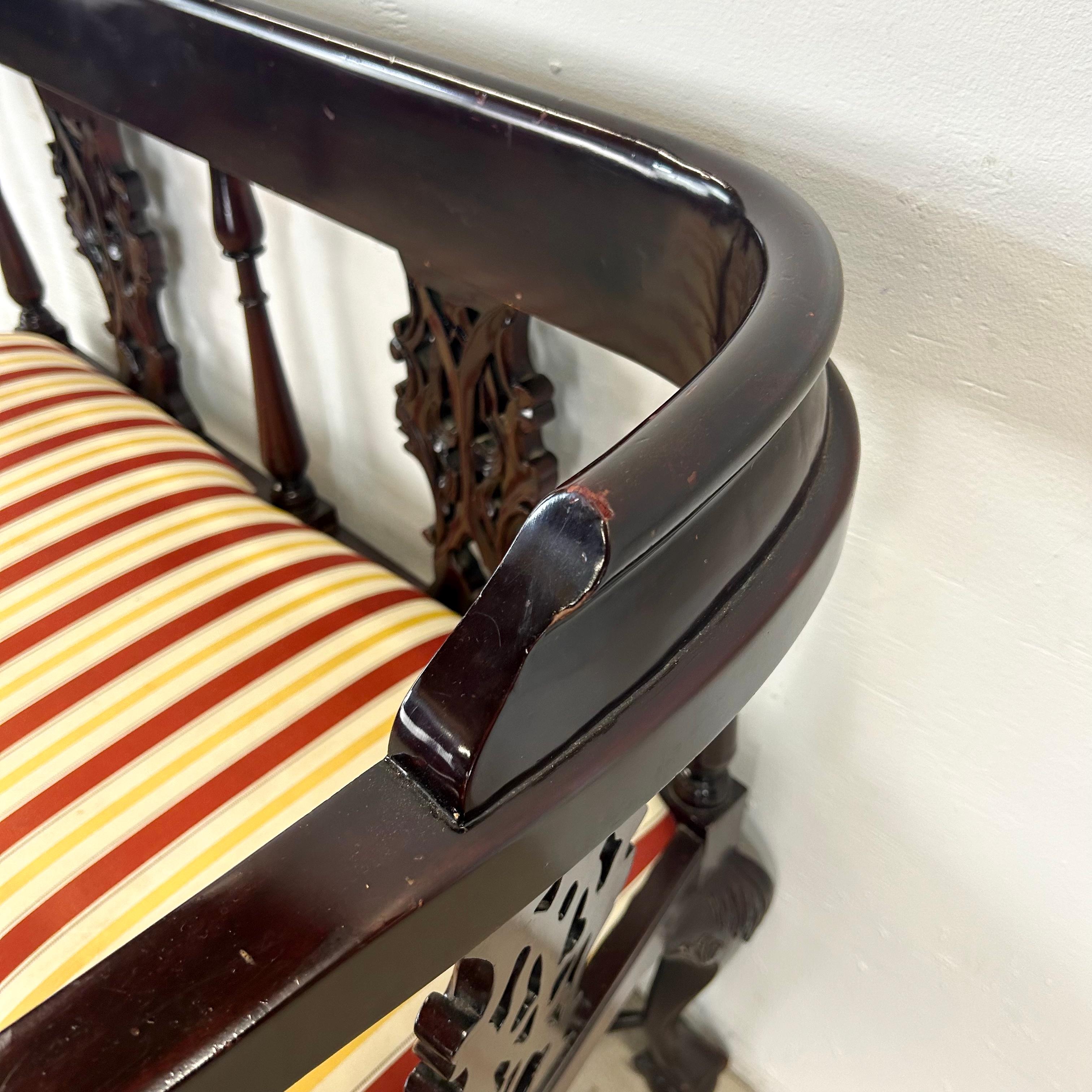 Canapé vintage à deux places de style Chippendale en vente 8