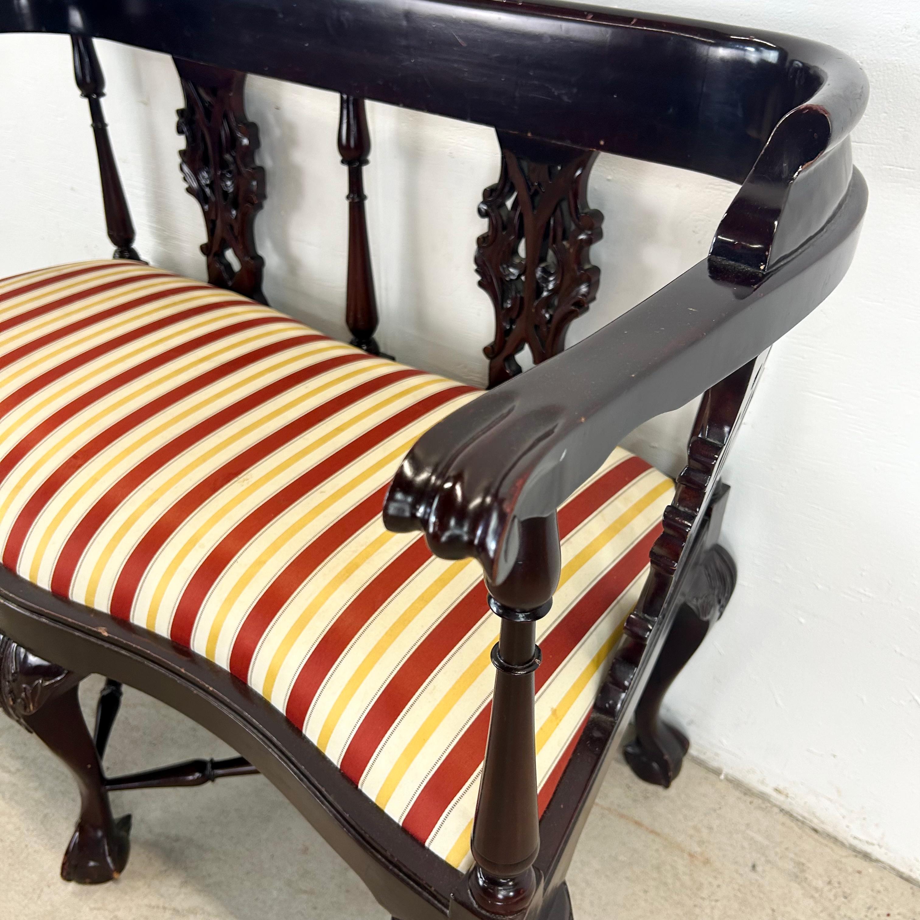 Canapé vintage à deux places de style Chippendale en vente 11