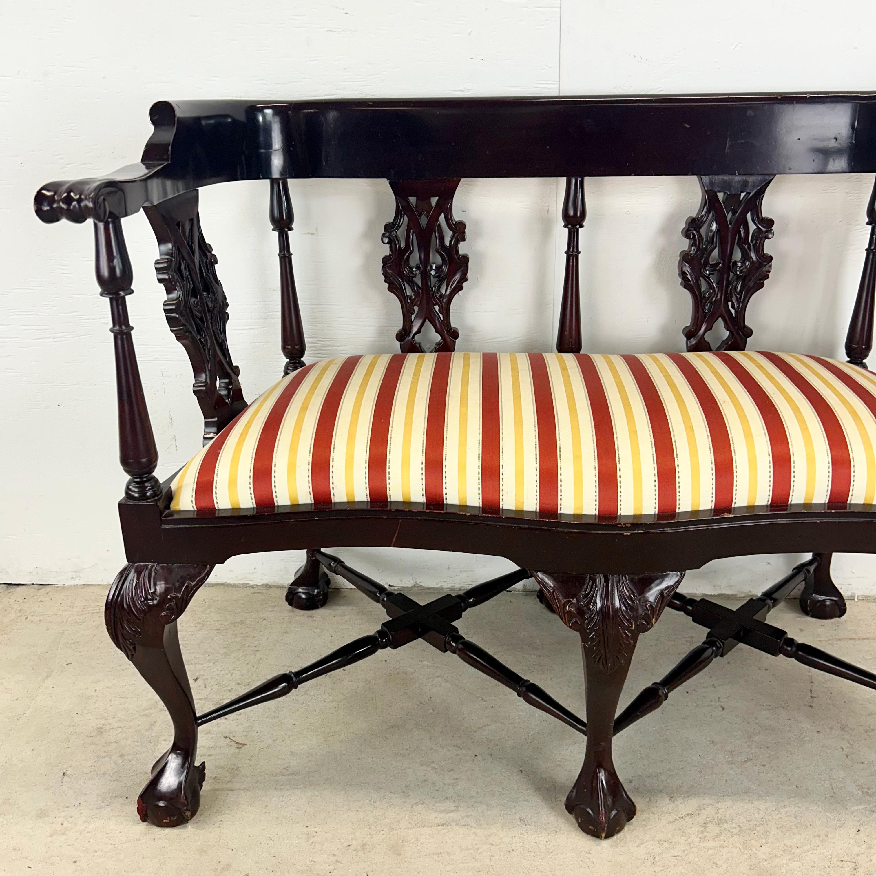 Inconnu Canapé vintage à deux places de style Chippendale en vente