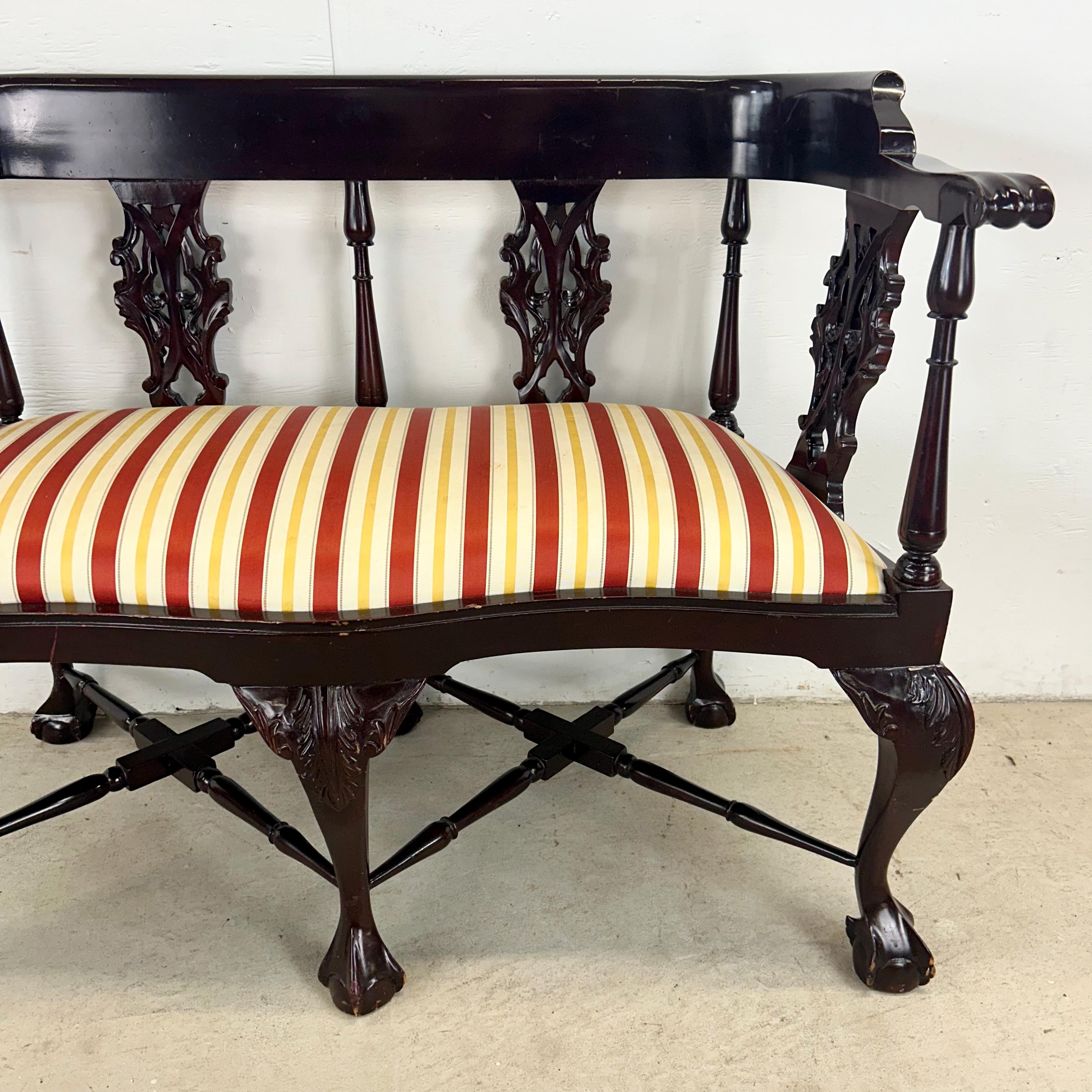 Autre Canapé vintage à deux places de style Chippendale en vente