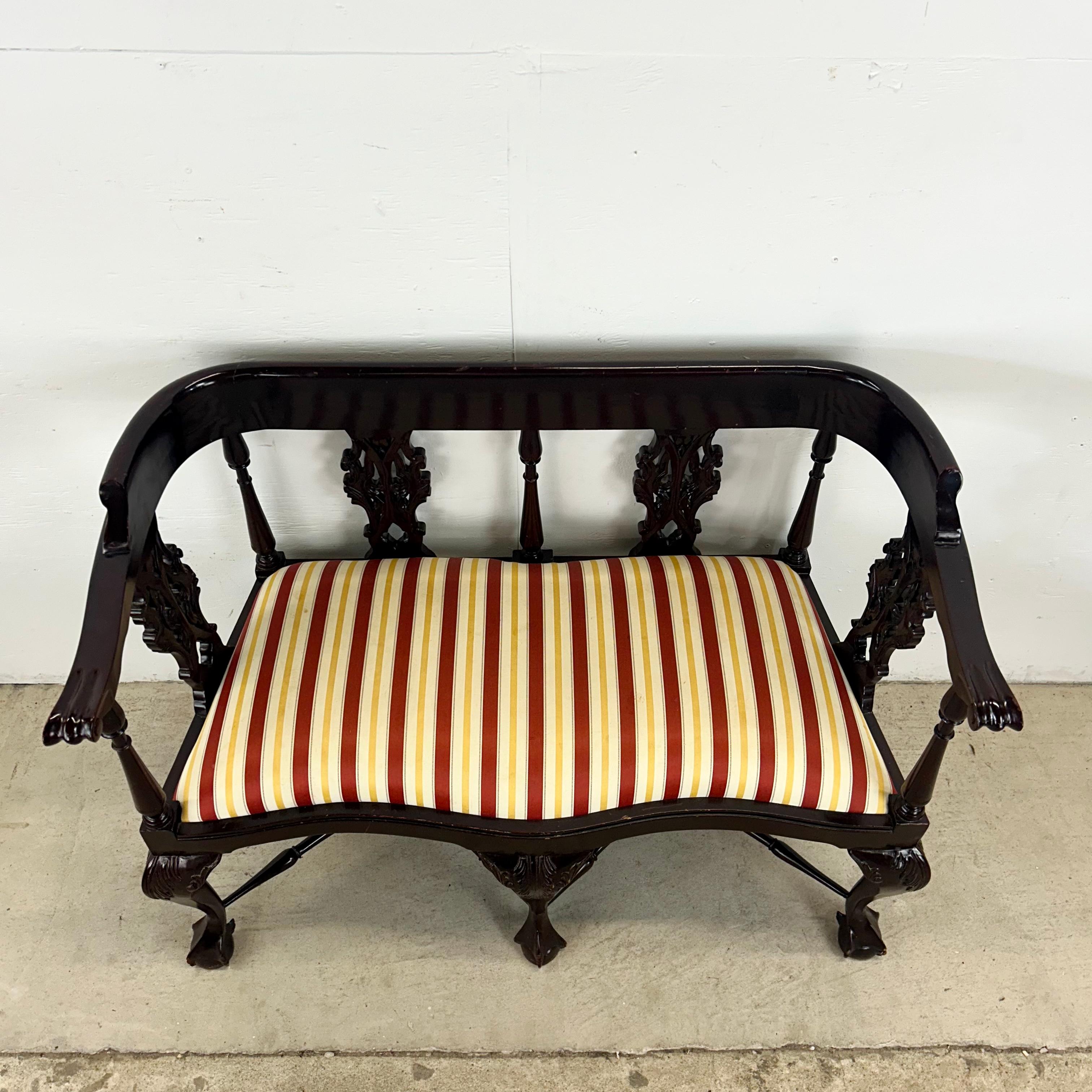 Canapé vintage à deux places de style Chippendale Bon état - En vente à Trenton, NJ