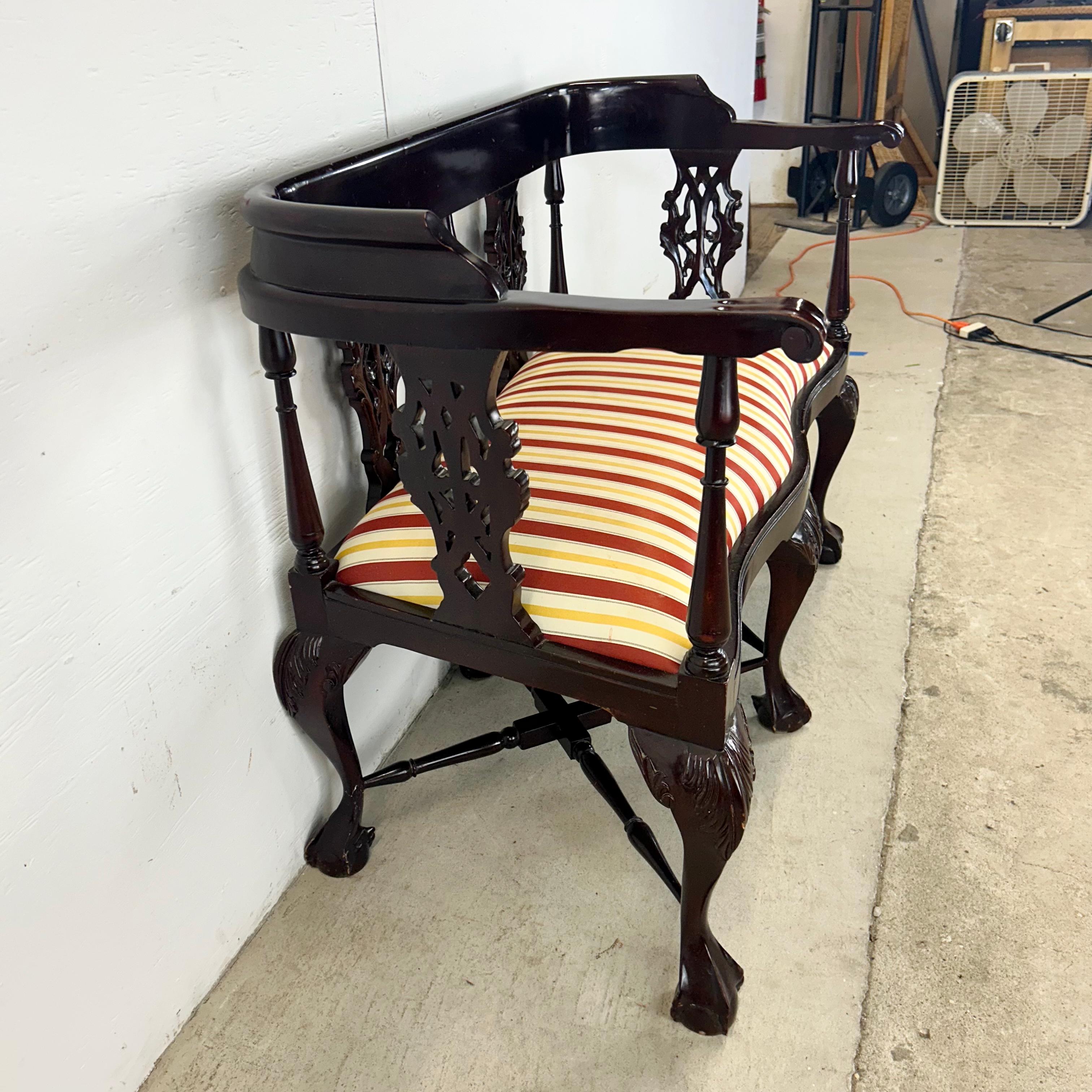 20ième siècle Canapé vintage à deux places de style Chippendale en vente