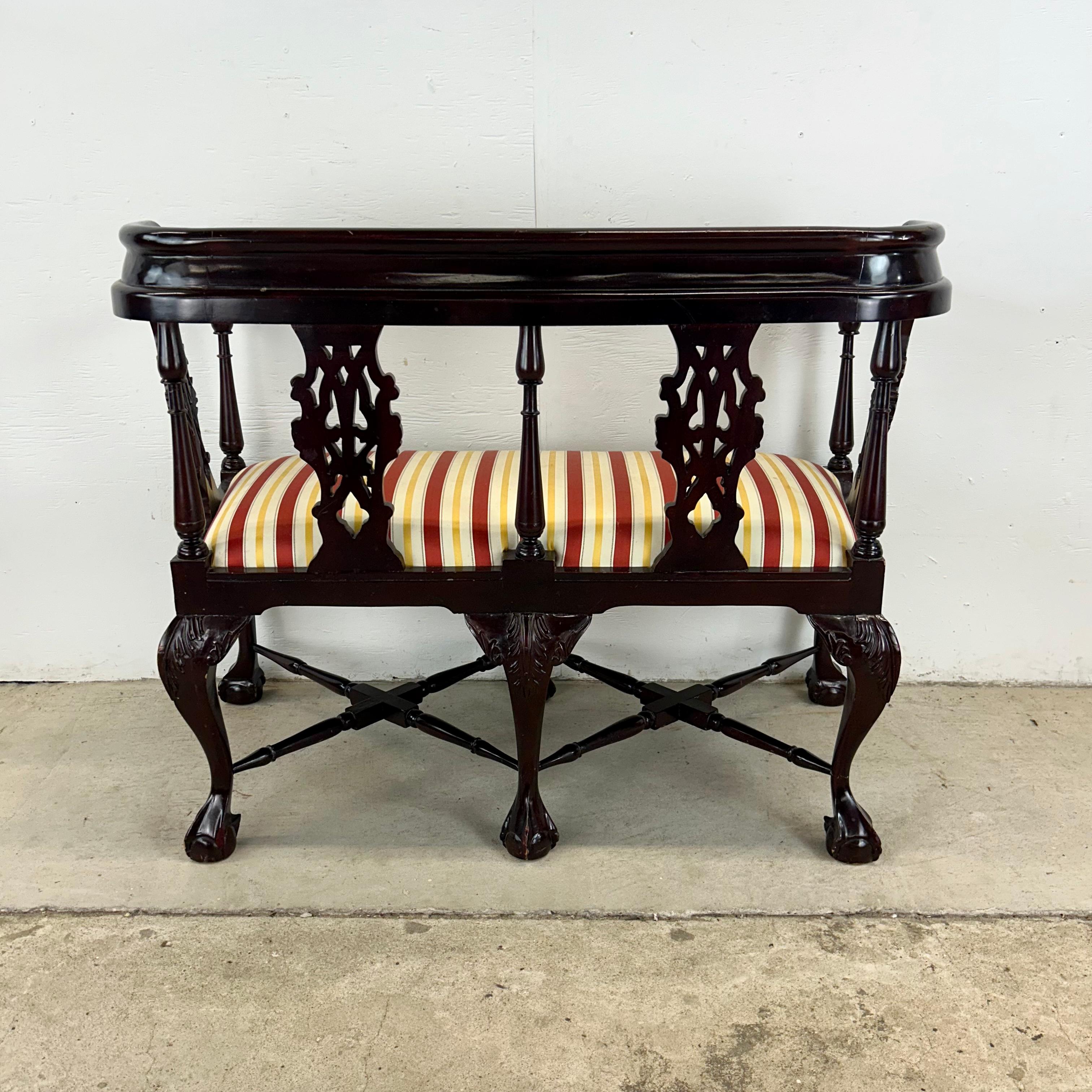 Canapé vintage à deux places de style Chippendale en vente 1