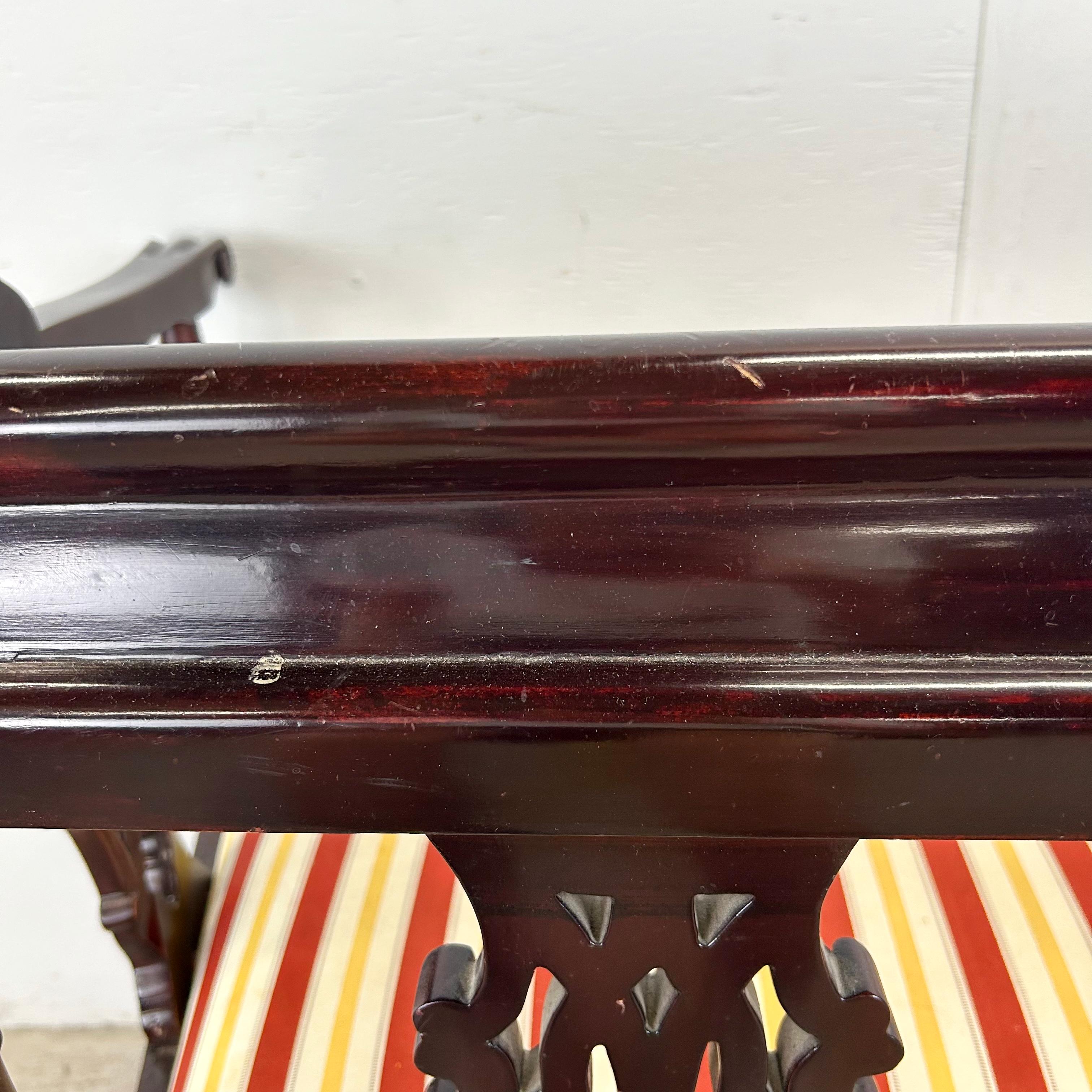 Canapé vintage à deux places de style Chippendale en vente 2