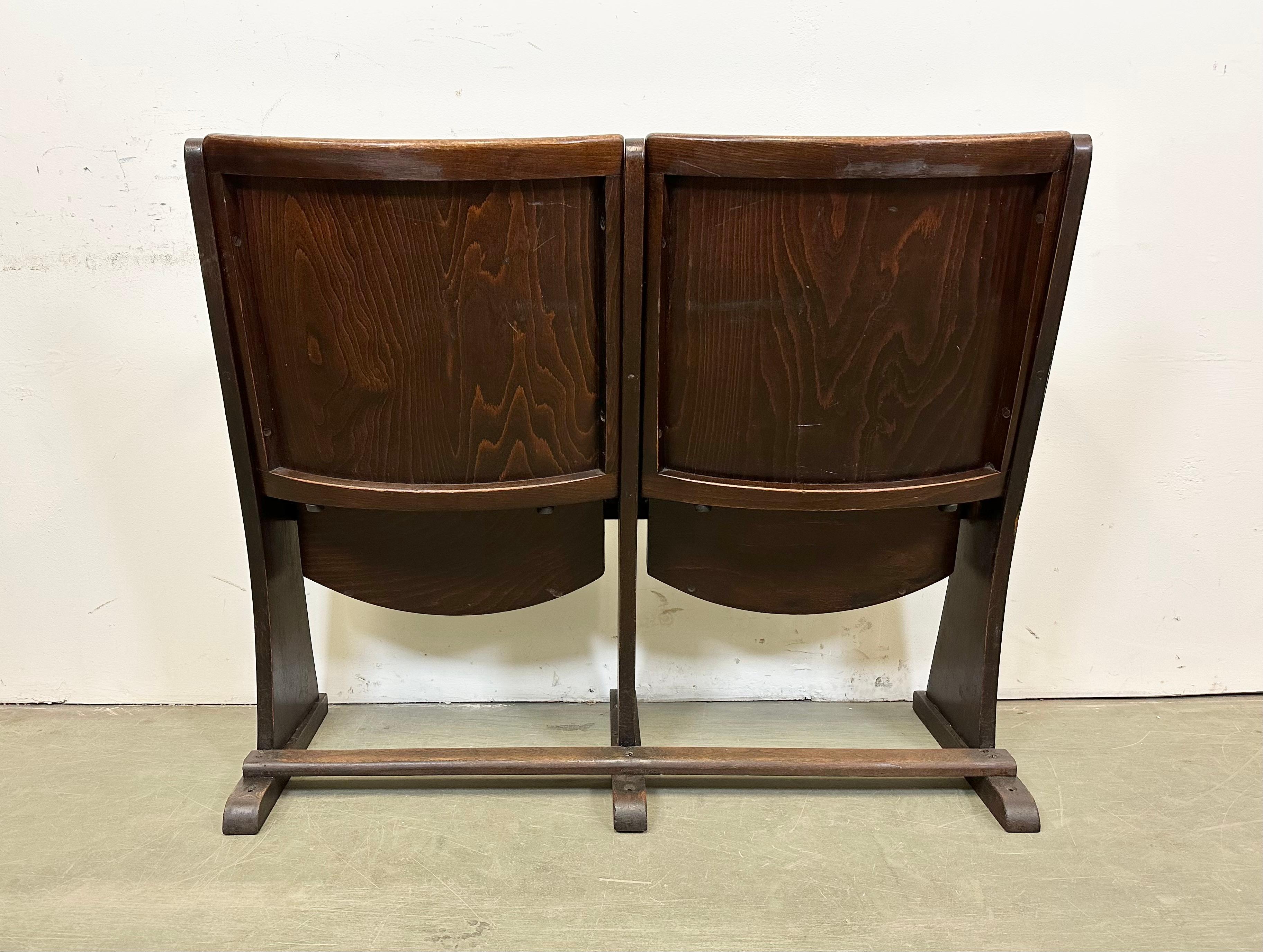 Banc de cinéma vintage à deux places de Thonet, années 1950 en vente 6