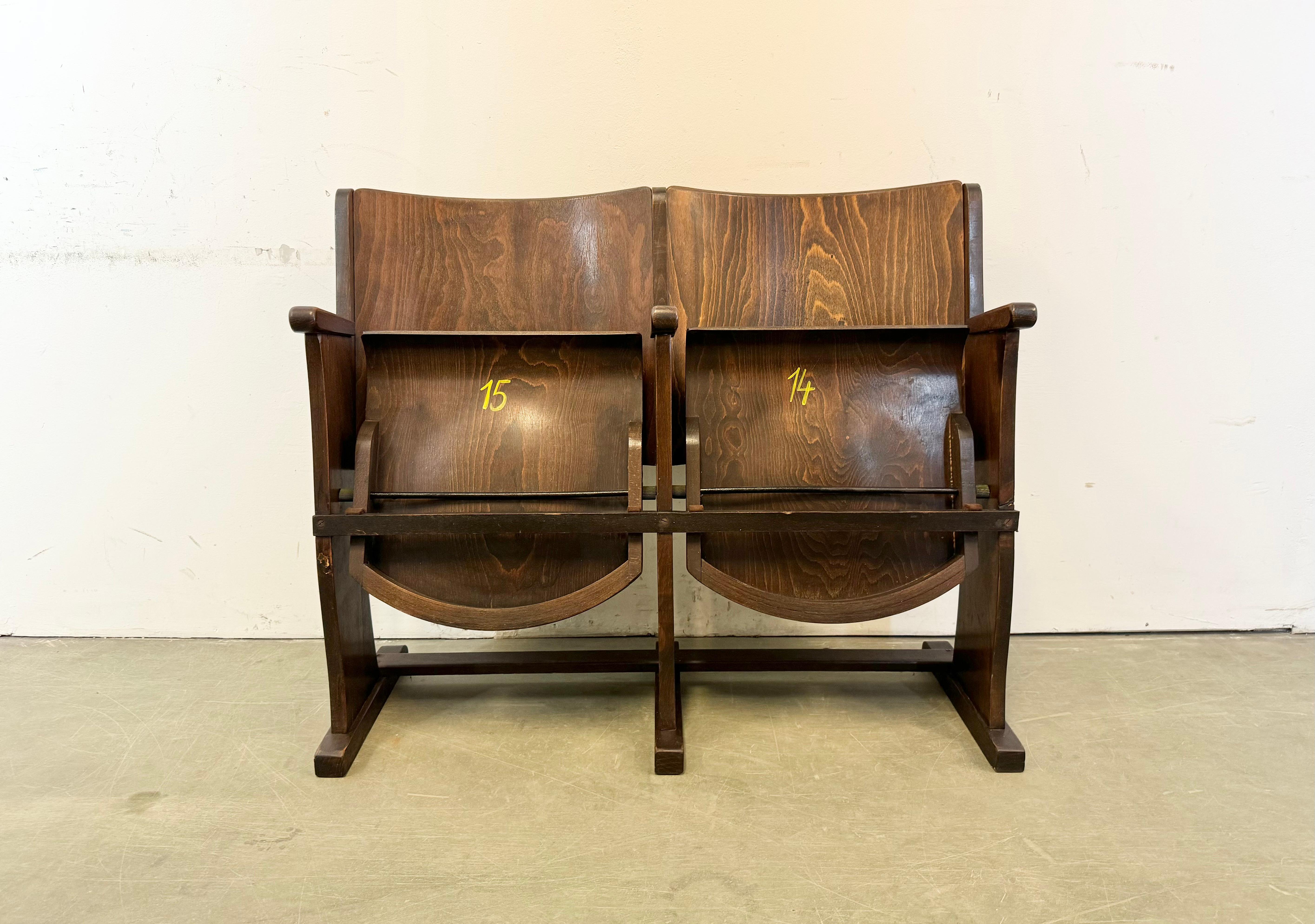 Este banco de cine de dos plazas fue fabricado por Ton (antigua Thonet) en la antigua Checoslovaquia durante la década de 1960. Las sillas son estables y se pueden colocar en cualquier sitio. Está hecha completamente de madera (en parte de madera