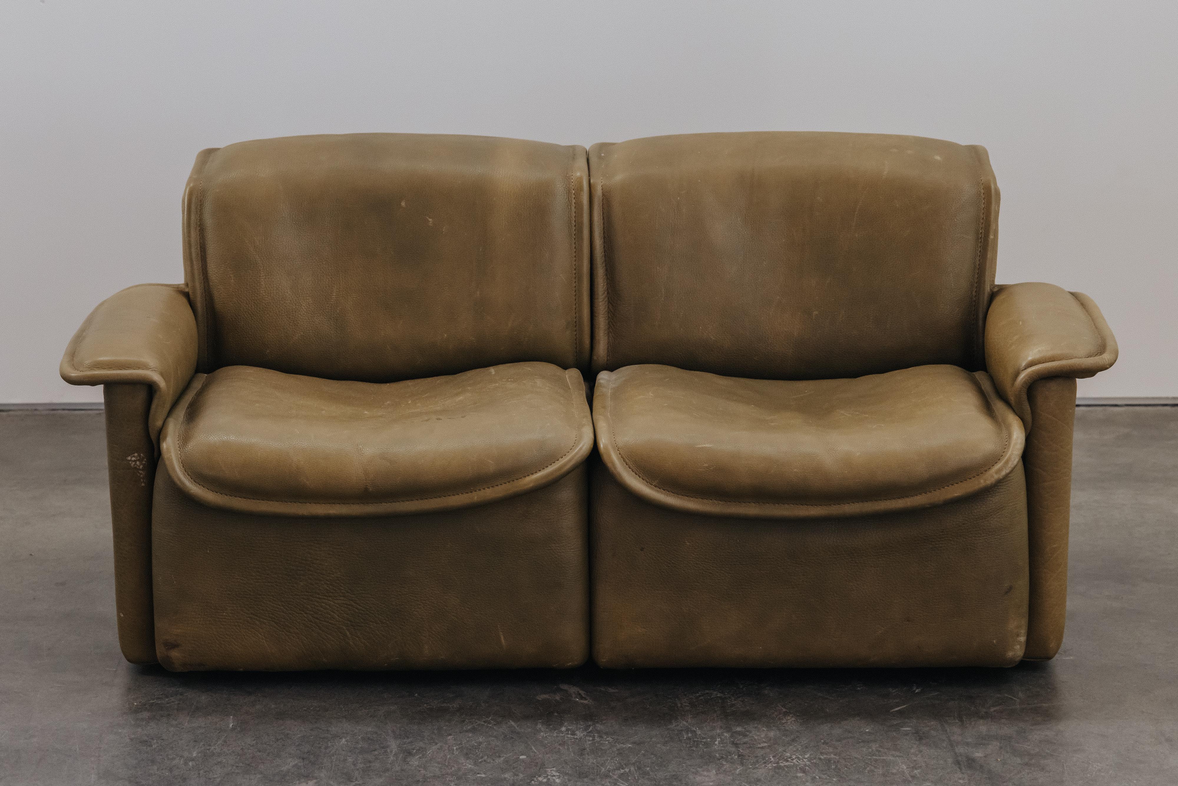 Vintage Two-Seater Leather Sofa By De Sede, Schweiz 1970er Jahre.  Originale grüne Lederpolsterung in ausgezeichnetem Zustand.  Leichte Abnutzung und Gebrauchsspuren.