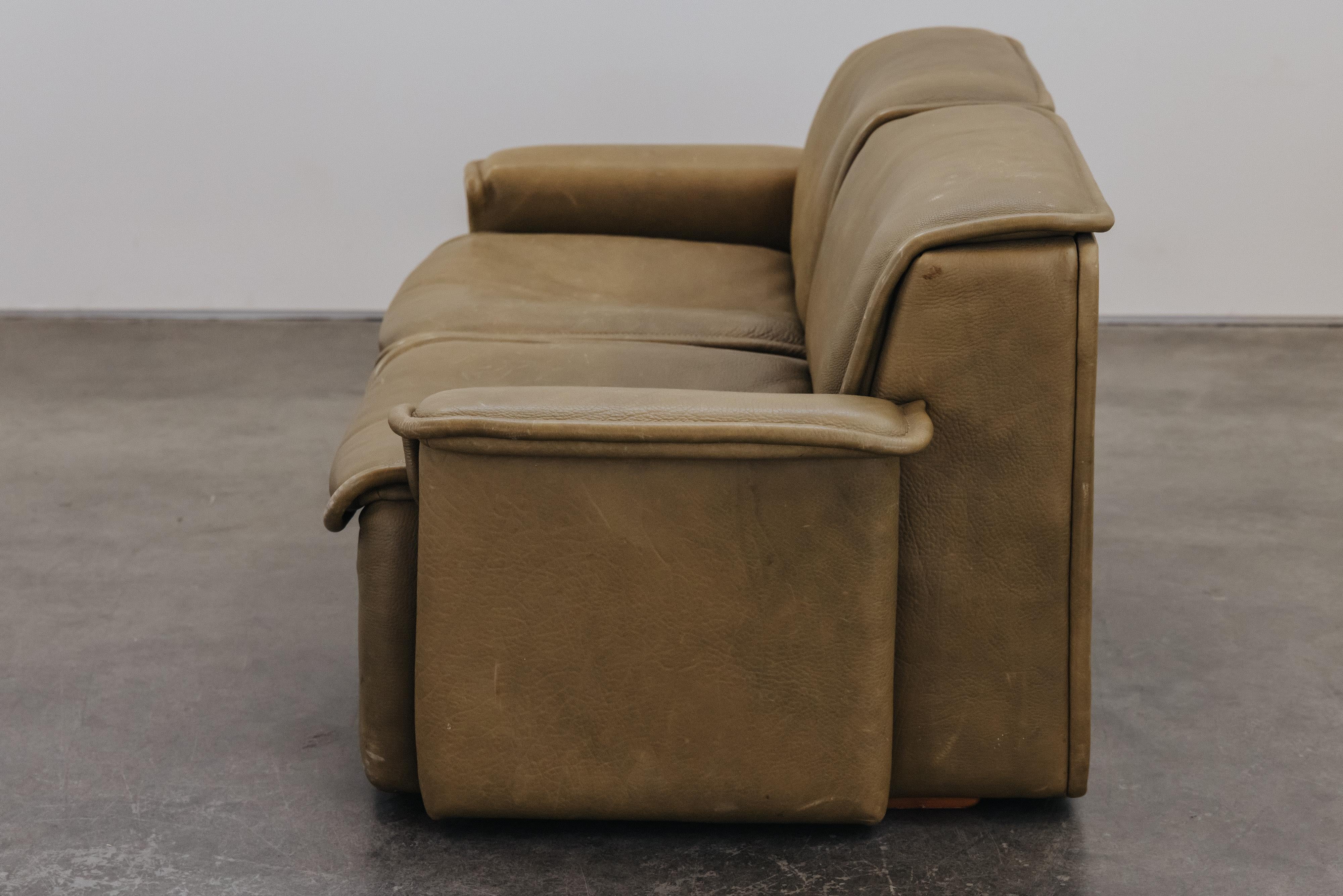 Zweisitziges Vintage-Sofa aus Leder von De Sede, Schweiz 1970er Jahre im Zustand „Gut“ im Angebot in Nashville, TN