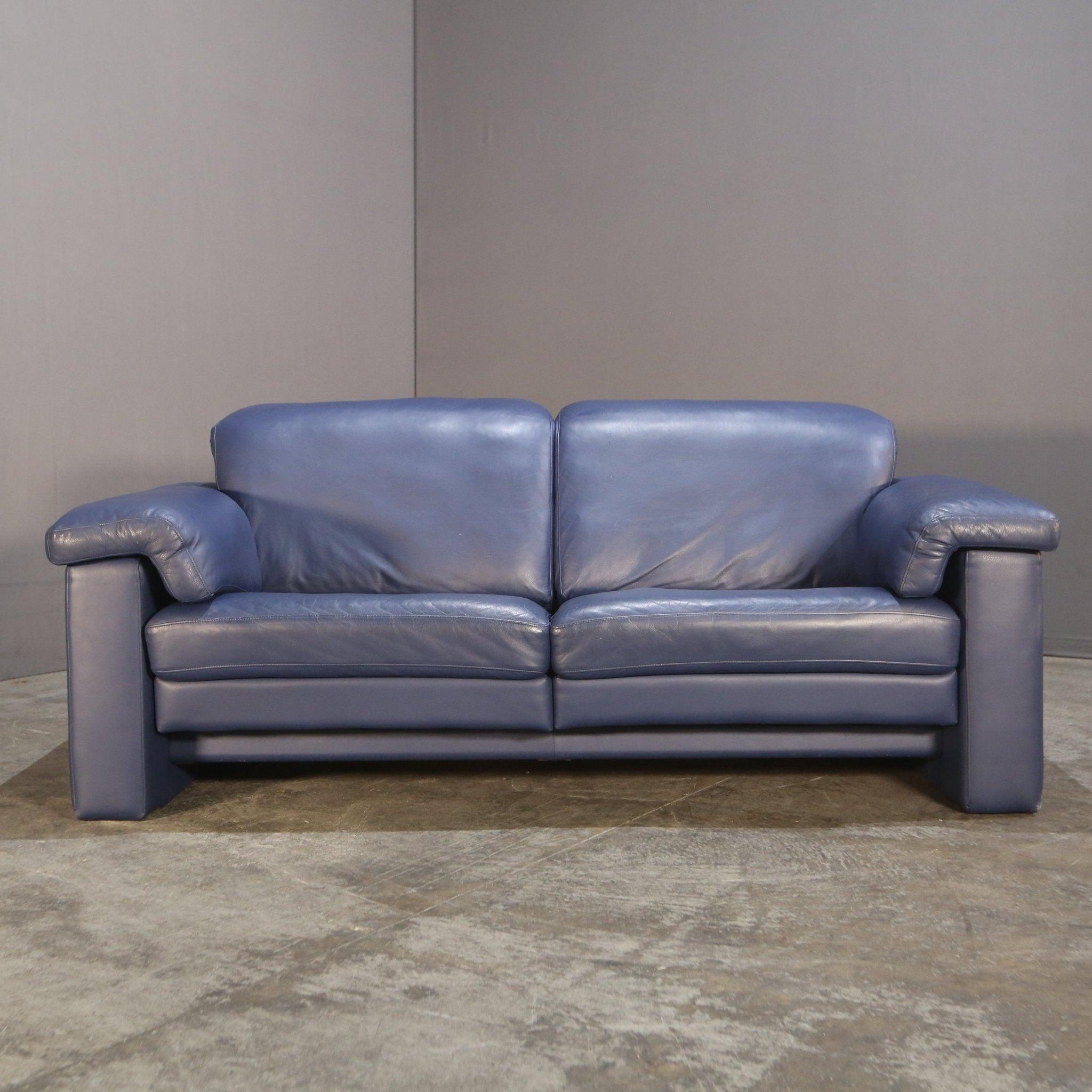 Dieses Zweisitzer-Ledersofa im Vintage-Stil von Rolf Benz ist eine atemberaubende Ergänzung für jeden luxuriösen Wohnbereich. Dieses Sofa ist aus hochwertigem Leder gefertigt und strahlt Eleganz und Raffinesse aus. Das schlichte Design wird durch