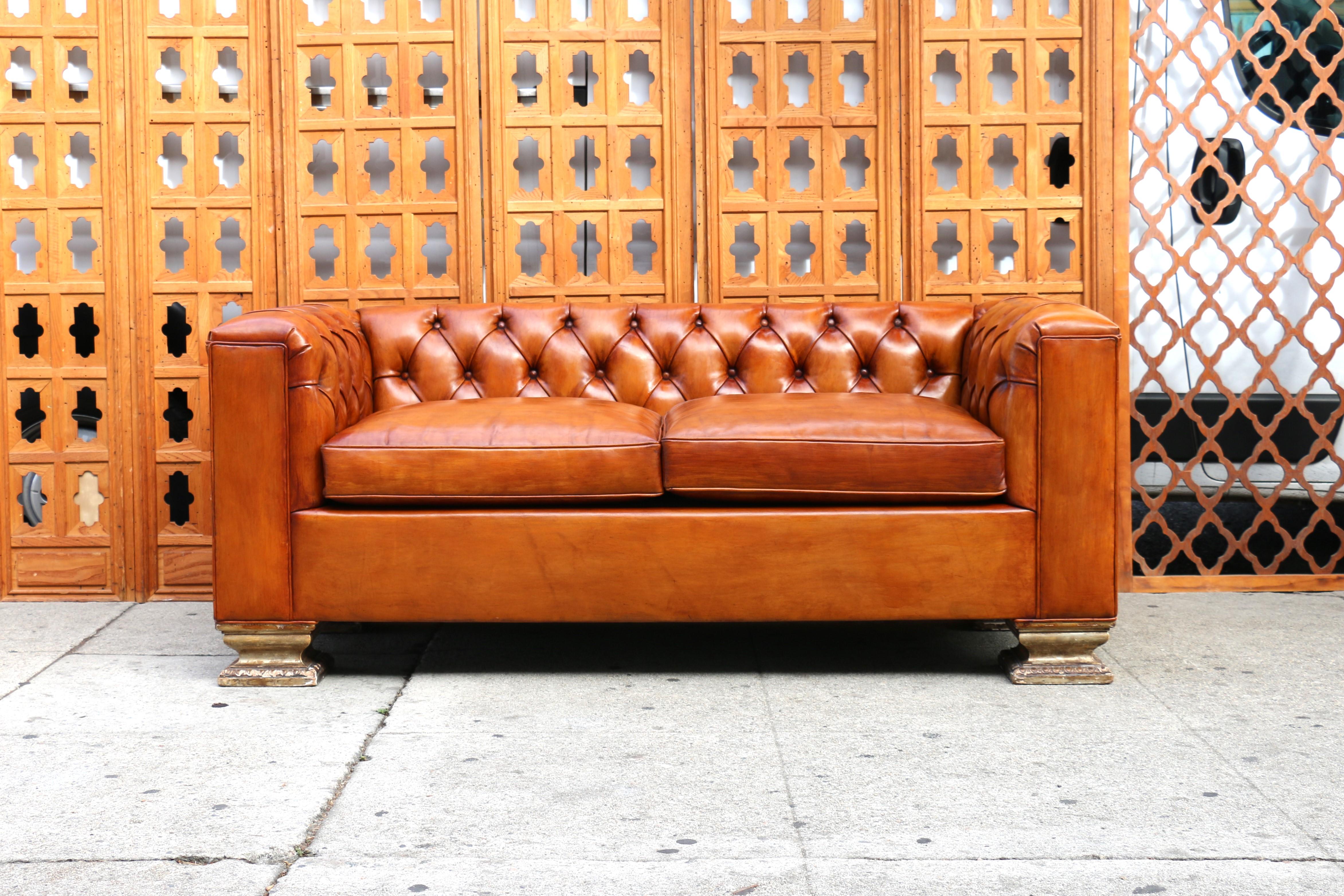 Britannico Divano Chesterfield a due posti d'epoca, 1900 in vendita