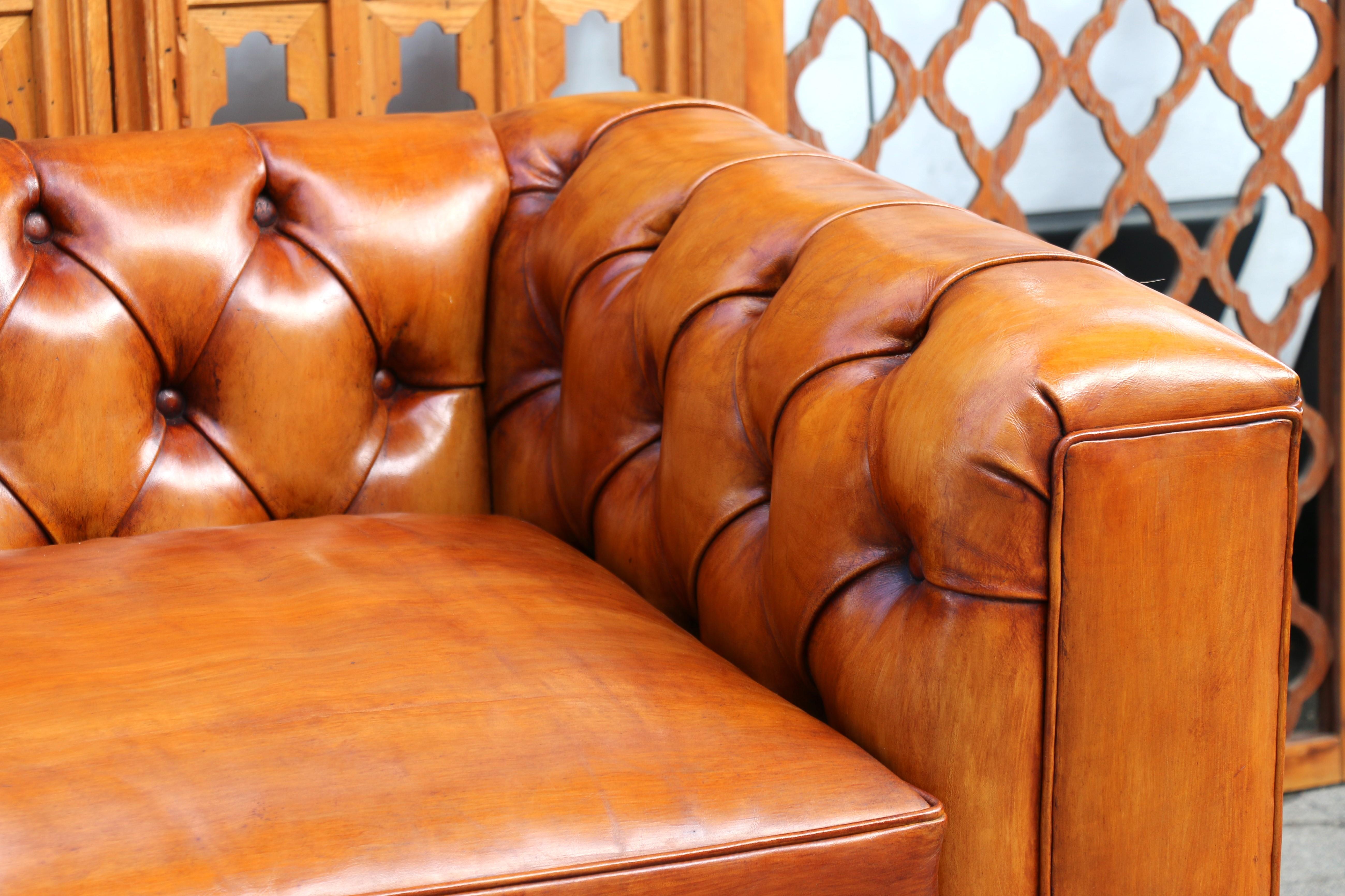 Pelle Divano Chesterfield a due posti d'epoca, 1900 in vendita