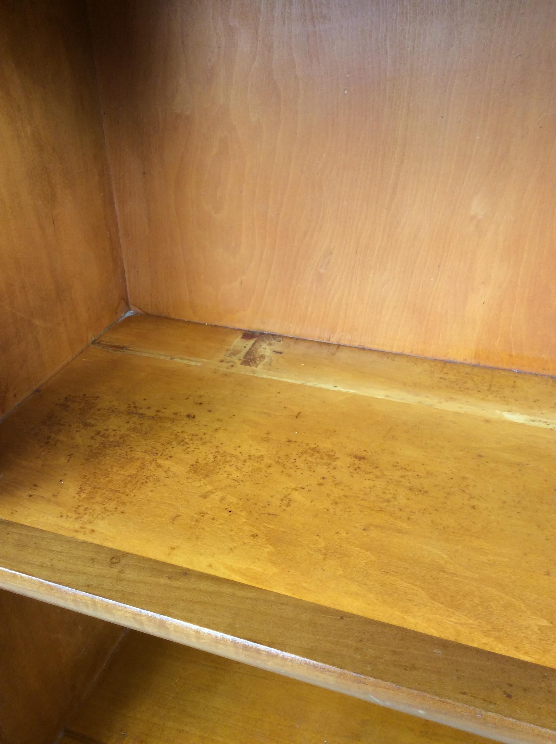 Bibliothèque vintage à deux étagères avec bord avant arrondi et fente pour fil de fer en vente 3