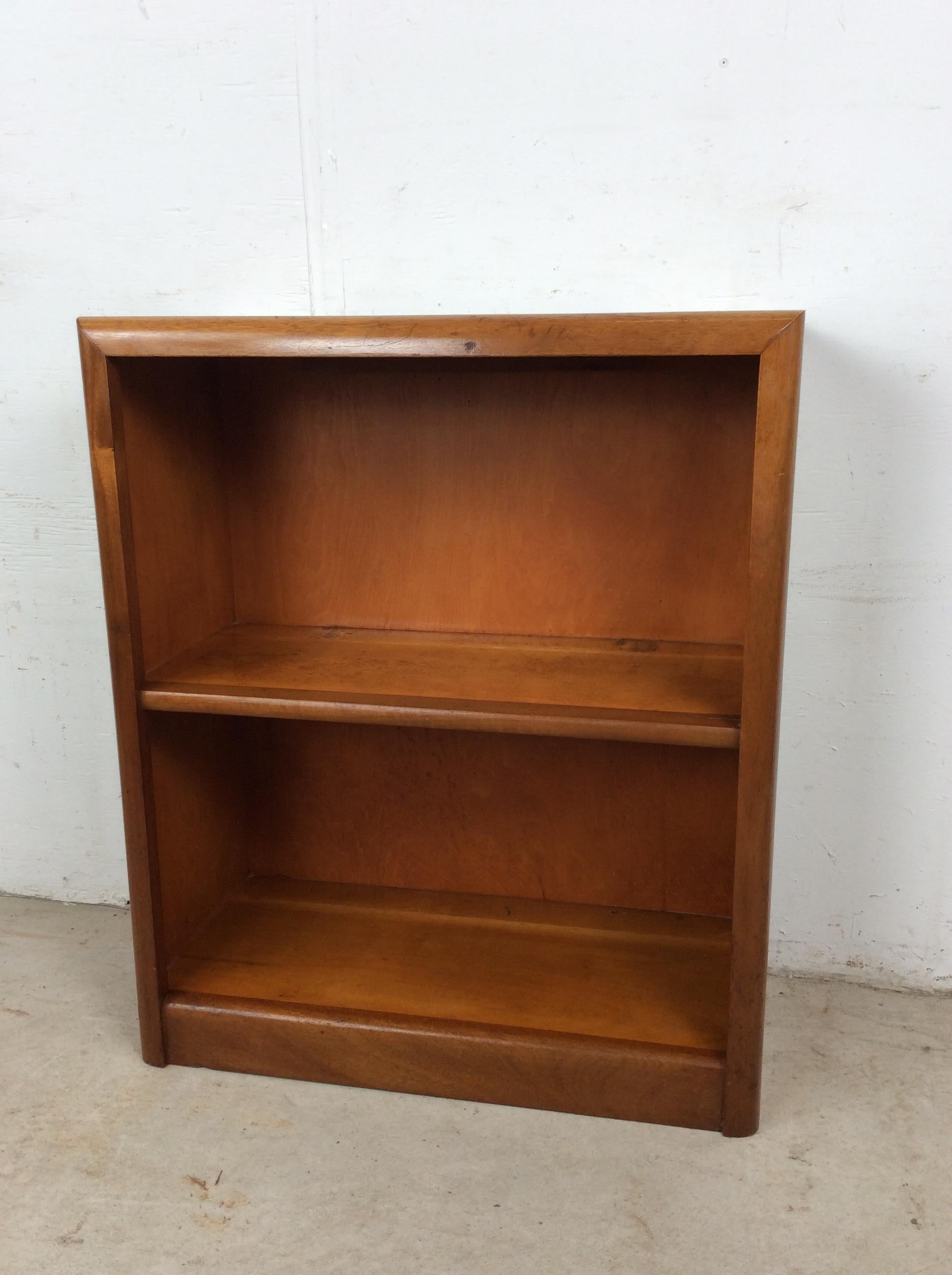 Bibliothèque vintage à deux étagères avec bord avant arrondi et fente pour fil de fer en vente 4