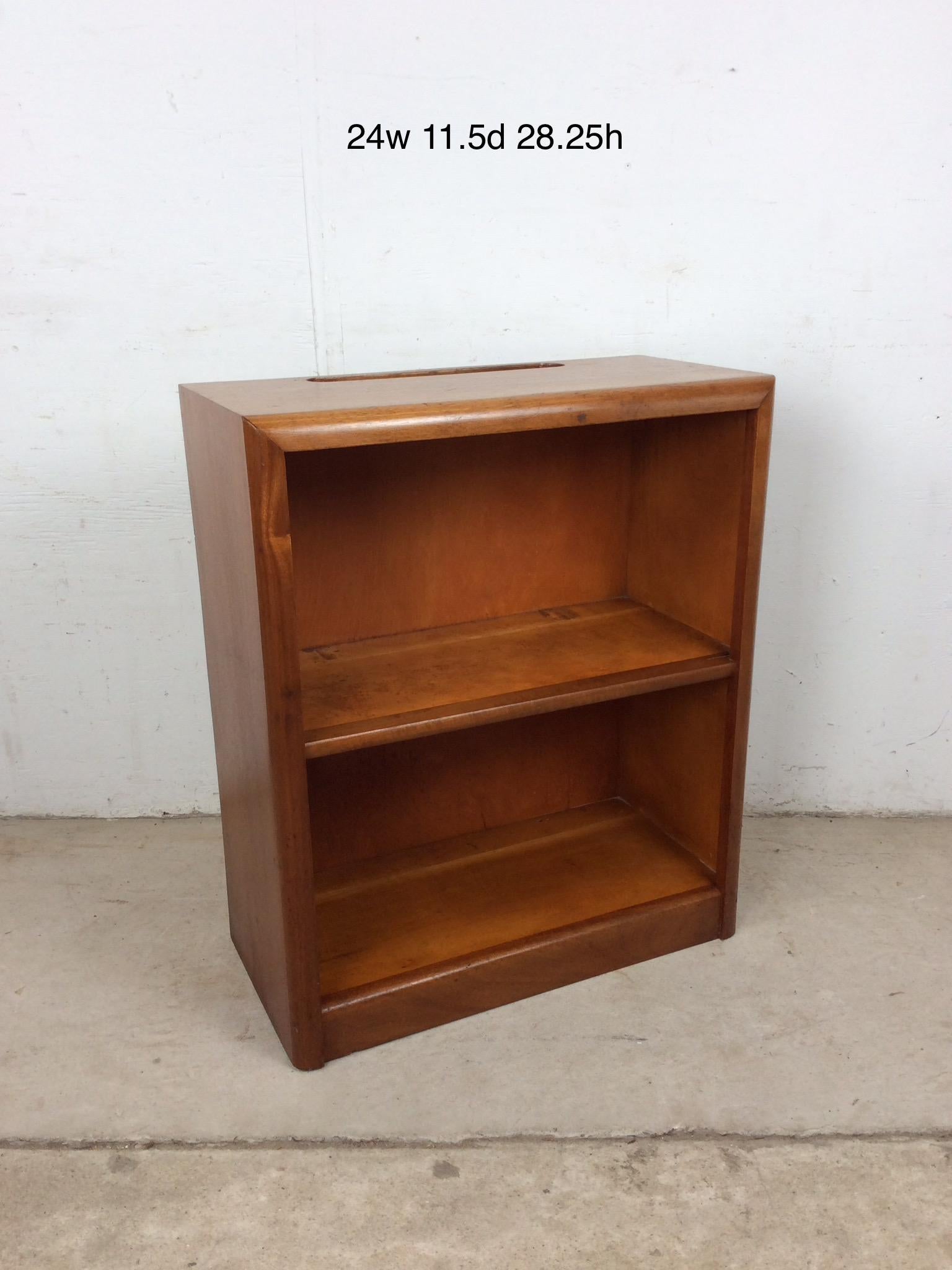 Bibliothèque vintage à deux étagères avec bord avant arrondi et fente pour fil de fer en vente 7