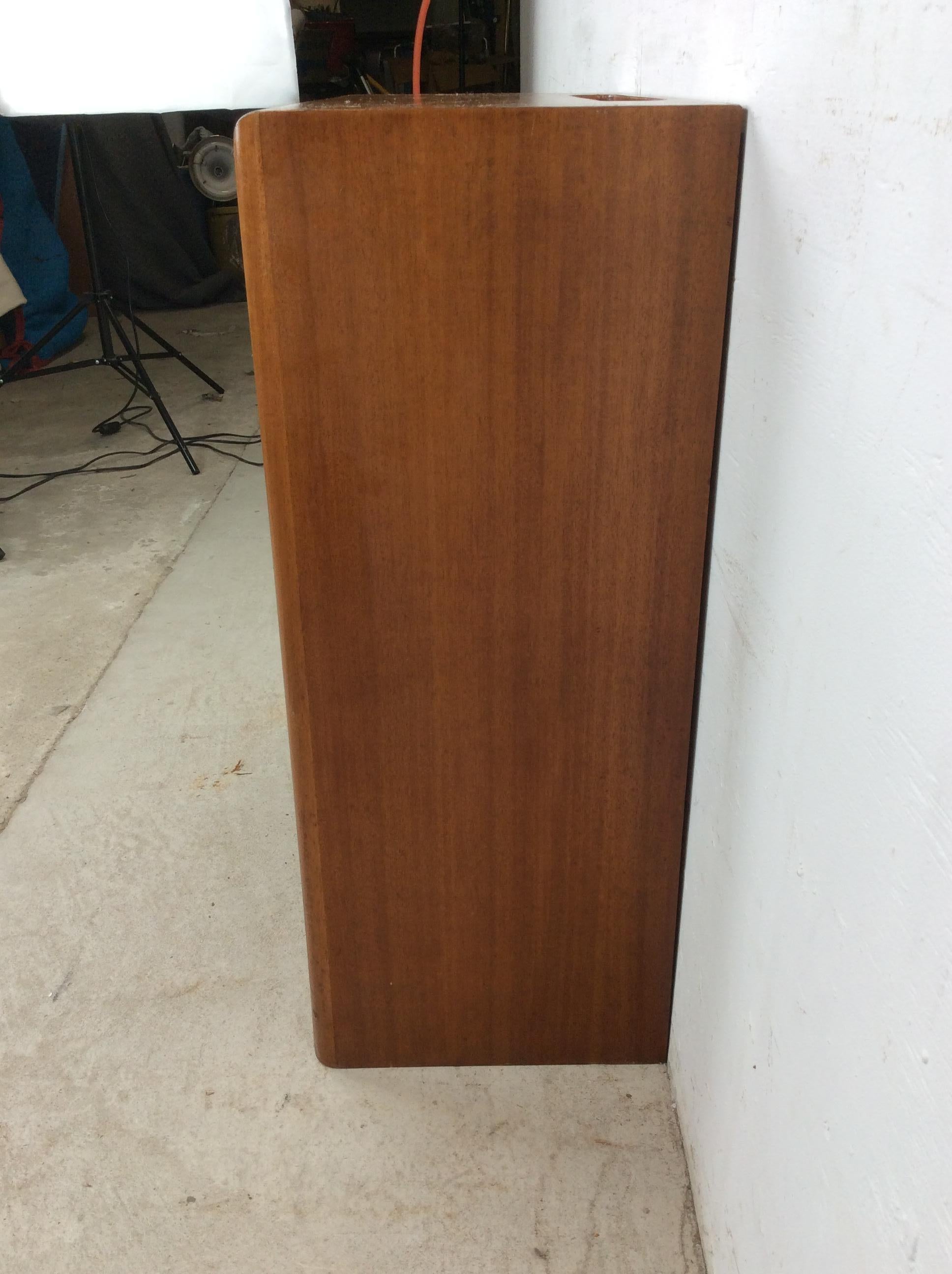 Mid-Century Modern Bibliothèque vintage à deux étagères avec bord avant arrondi et fente pour fil de fer en vente