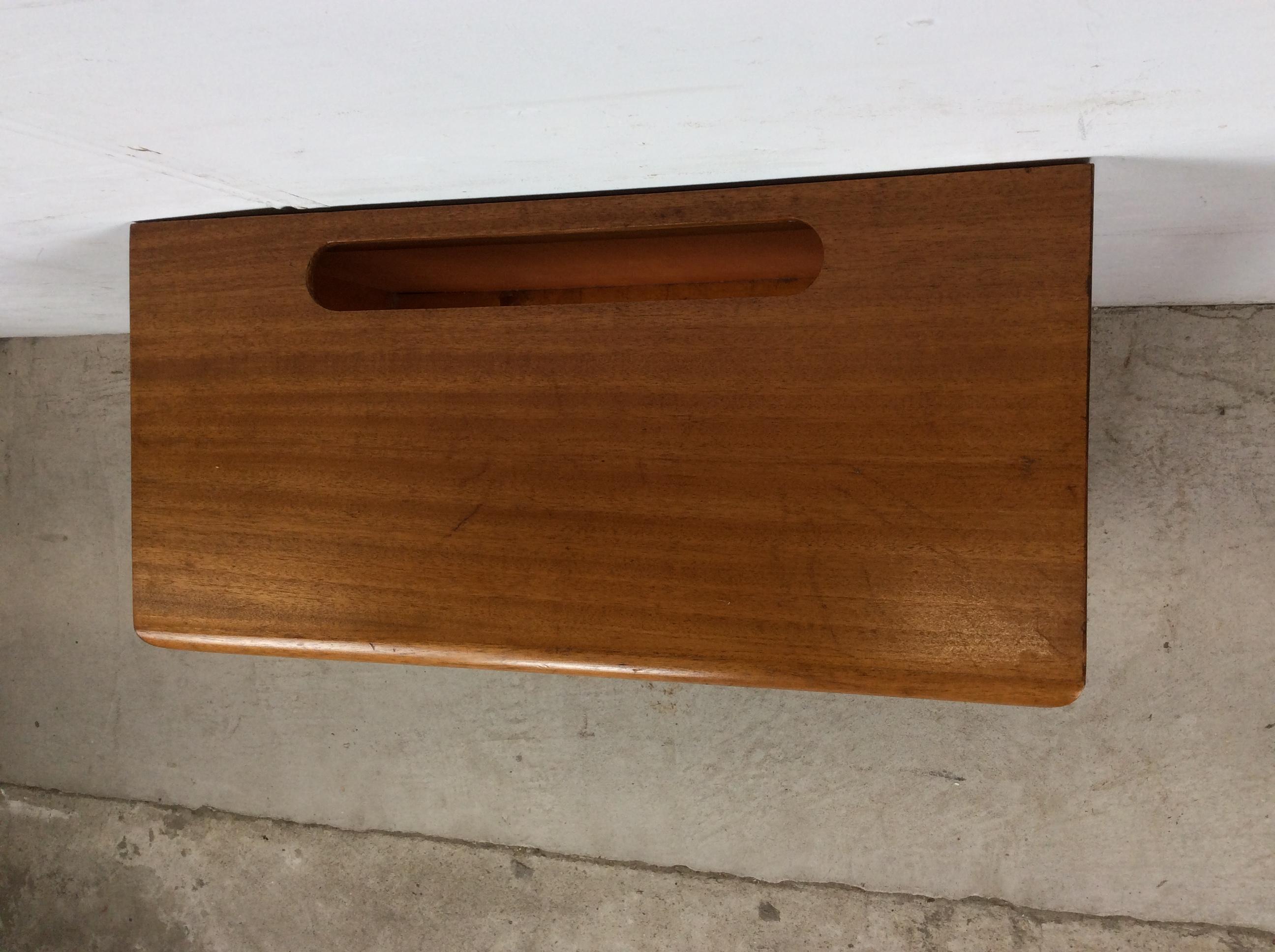 Américain Bibliothèque vintage à deux étagères avec bord avant arrondi et fente pour fil de fer en vente