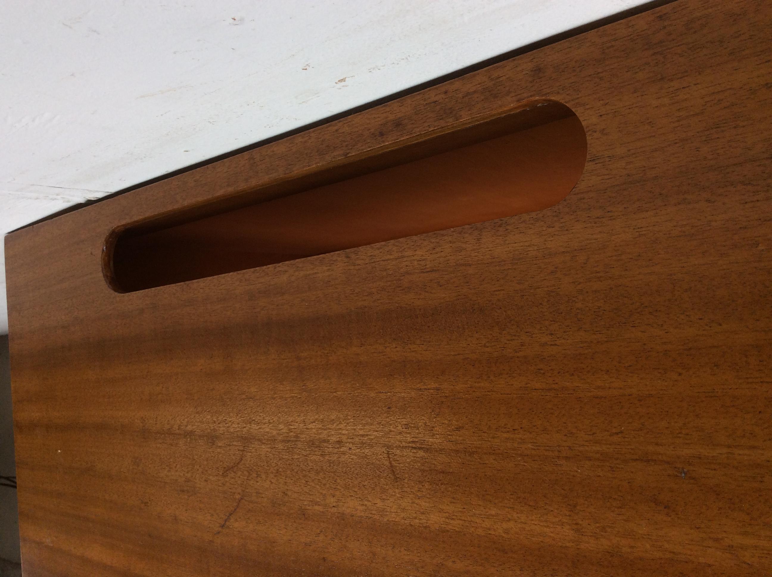 Bibliothèque vintage à deux étagères avec bord avant arrondi et fente pour fil de fer Bon état - En vente à Freehold, NJ