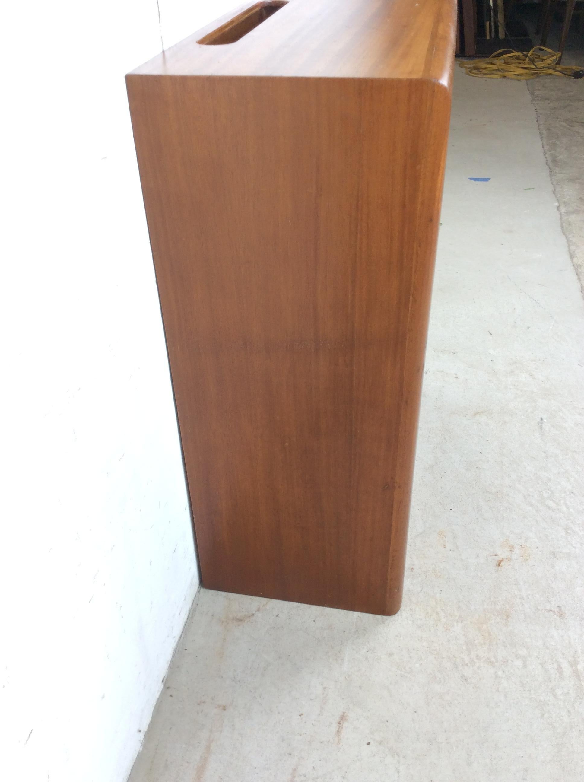 20ième siècle Bibliothèque vintage à deux étagères avec bord avant arrondi et fente pour fil de fer en vente