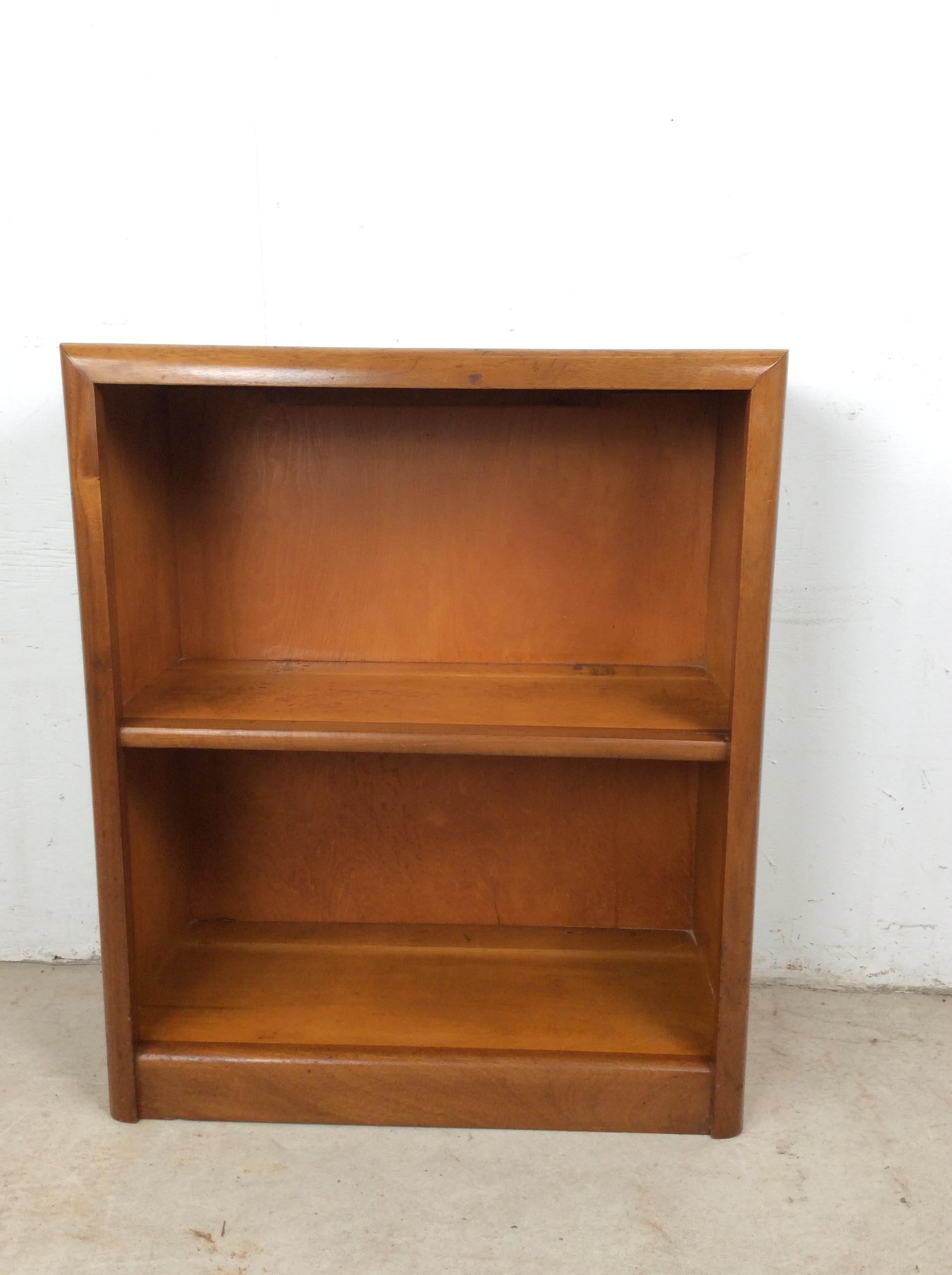 Bois Bibliothèque vintage à deux étagères avec bord avant arrondi et fente pour fil de fer en vente