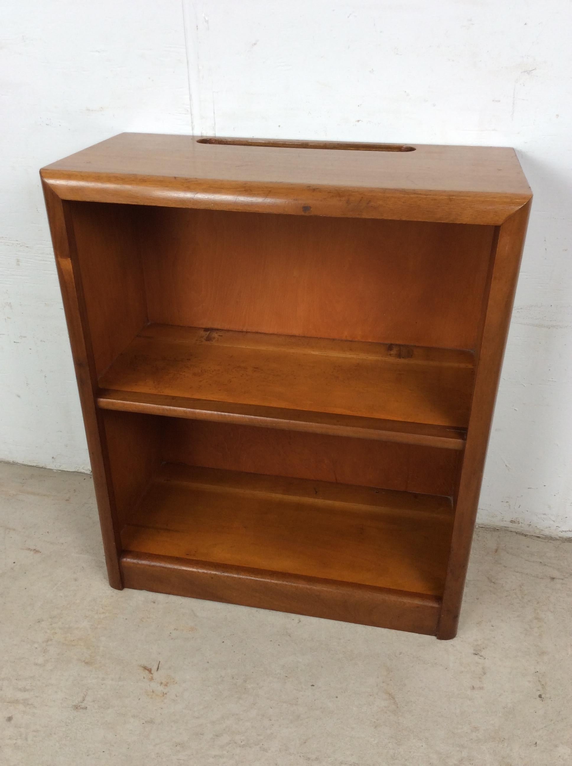 Bibliothèque vintage à deux étagères avec bord avant arrondi et fente pour fil de fer en vente 1