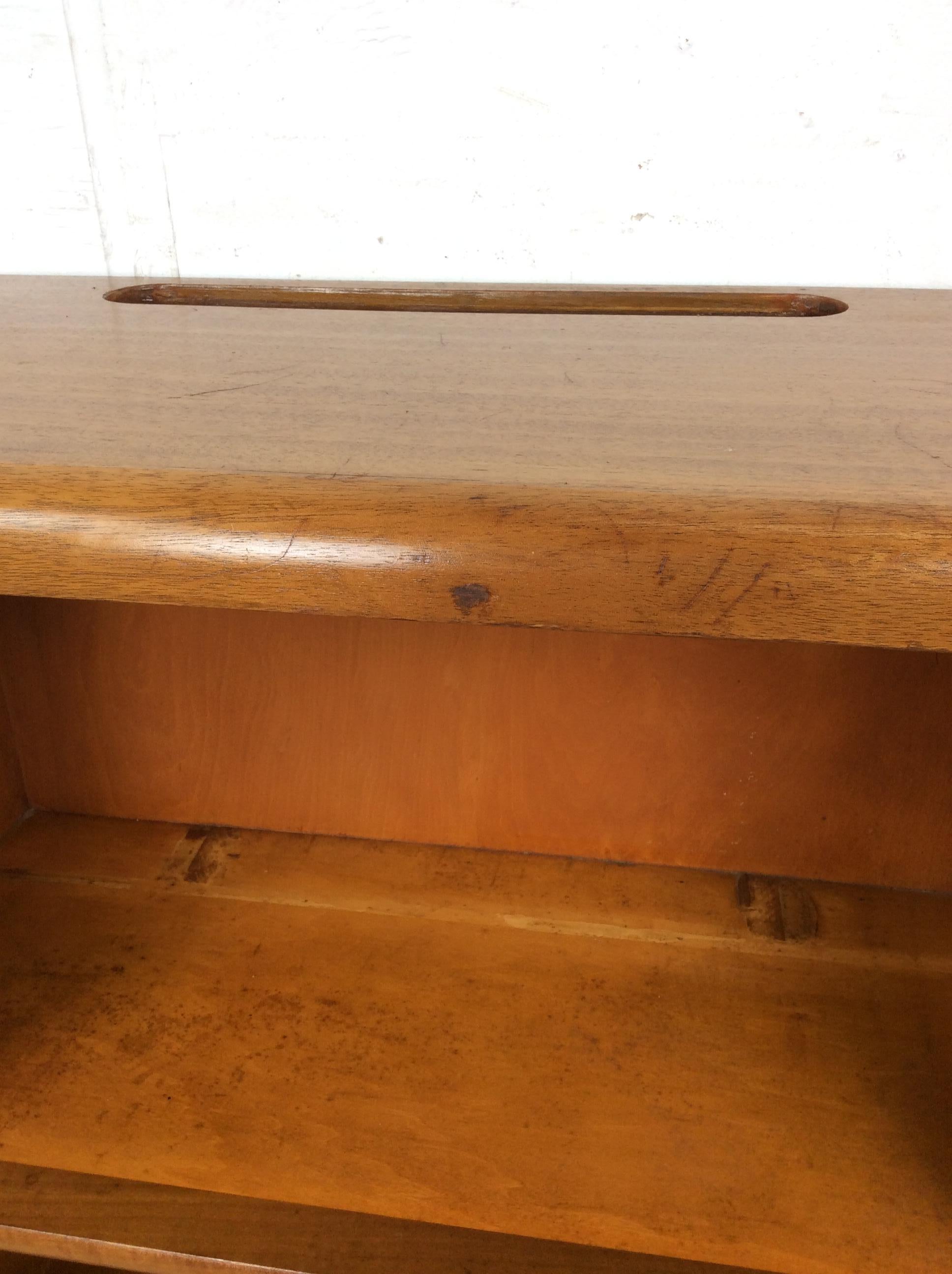 Bibliothèque vintage à deux étagères avec bord avant arrondi et fente pour fil de fer en vente 2