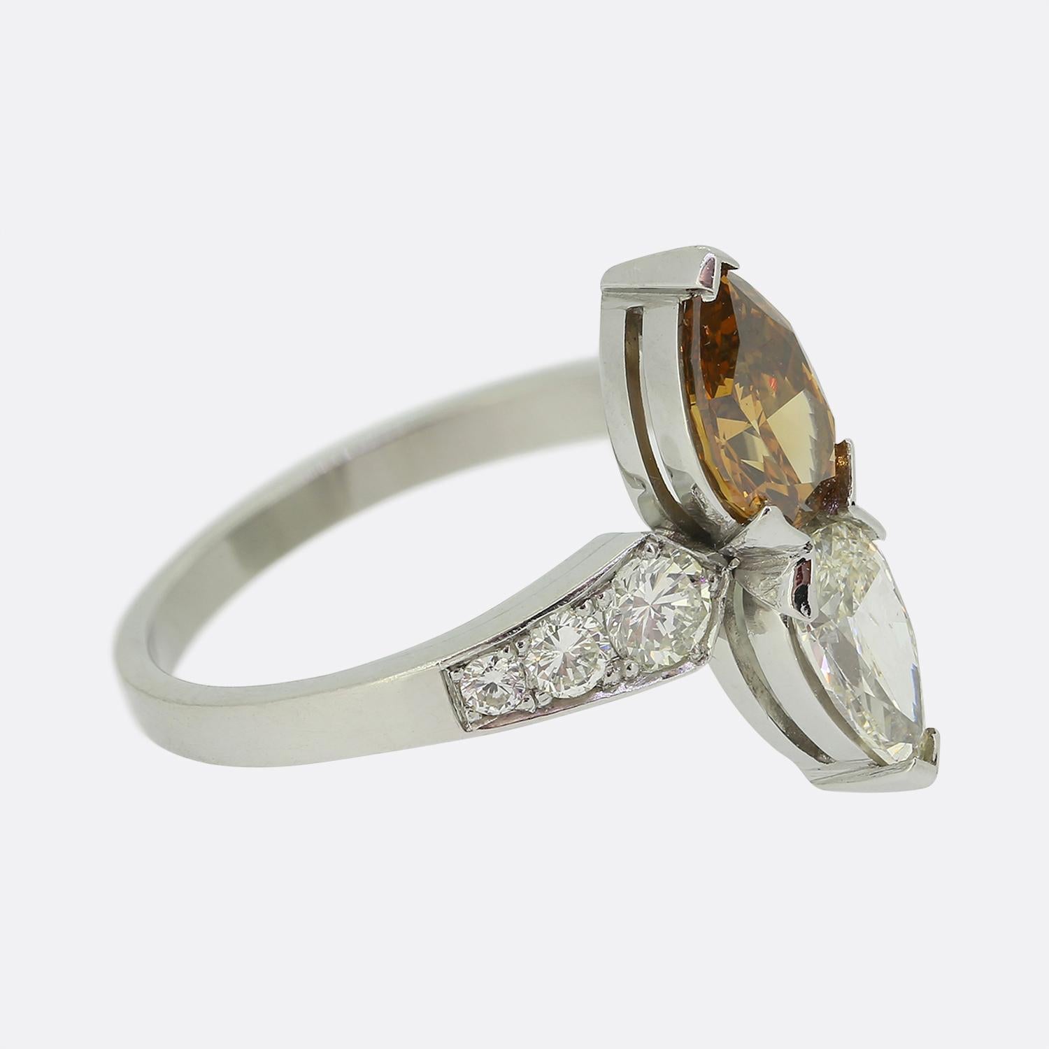 Zweisteiniger farbiger Diamantring im Vintage-Stil (Tropfenschliff) im Angebot