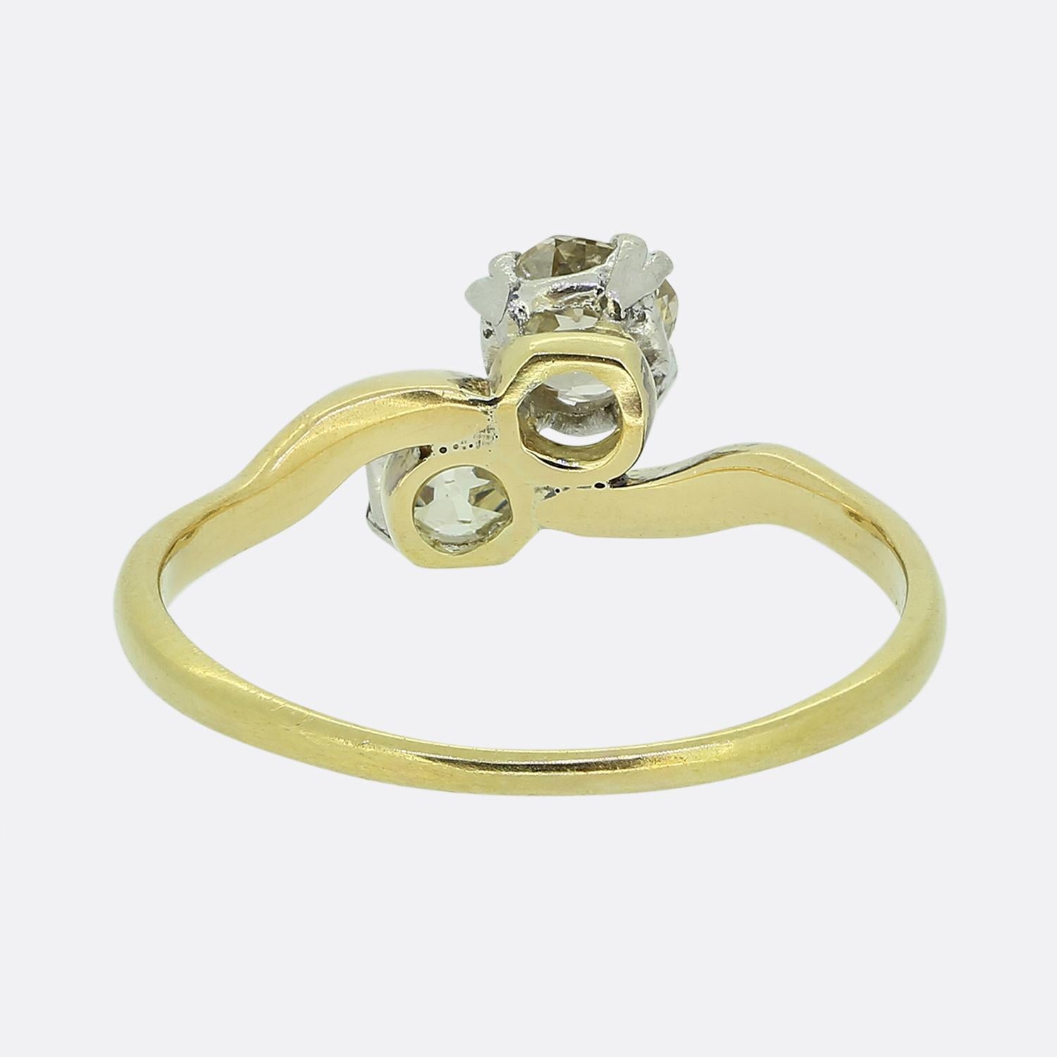 Vintage Two-Stone Diamond Crossover Ring In Good Condition For Sale In London, GB