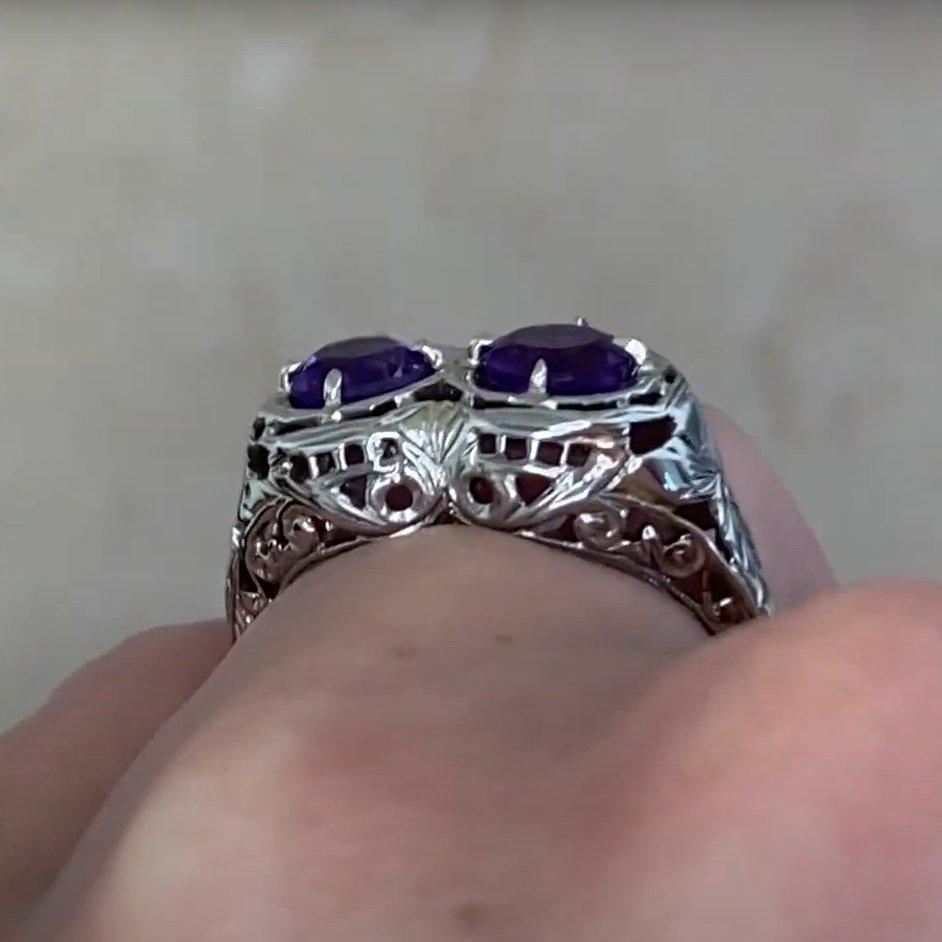 Anello vintage con ametista a due pietre e taglio rotondo (circa 1,10 carati), oro bianco 18 carati In condizioni ottime in vendita a New York, NY