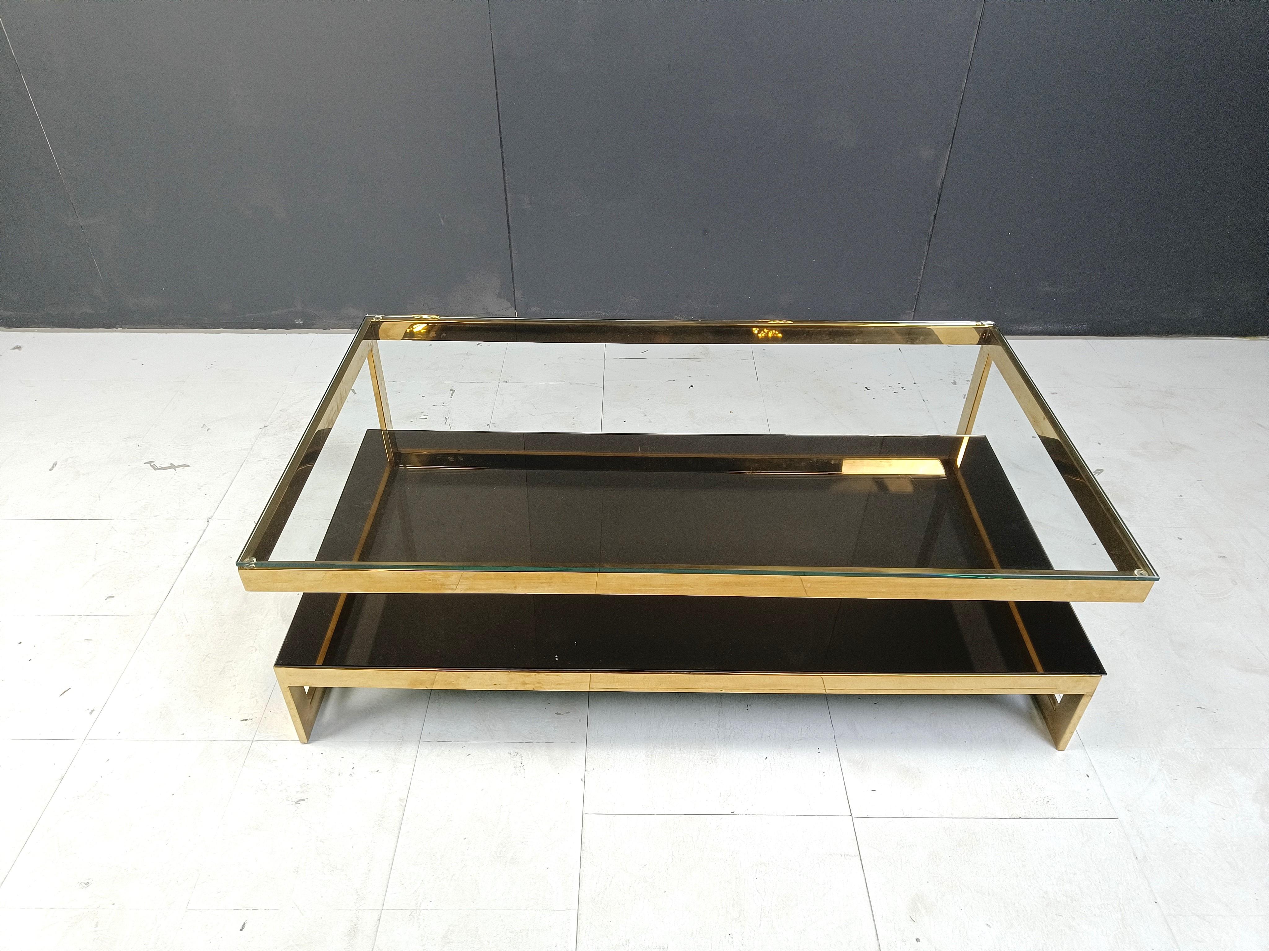 
Table basse à deux niveaux en or 23kt et verre transparent de qualité, fabriquée par Belgochrom.

Cette table est un modèle populaire, appelé modèle 