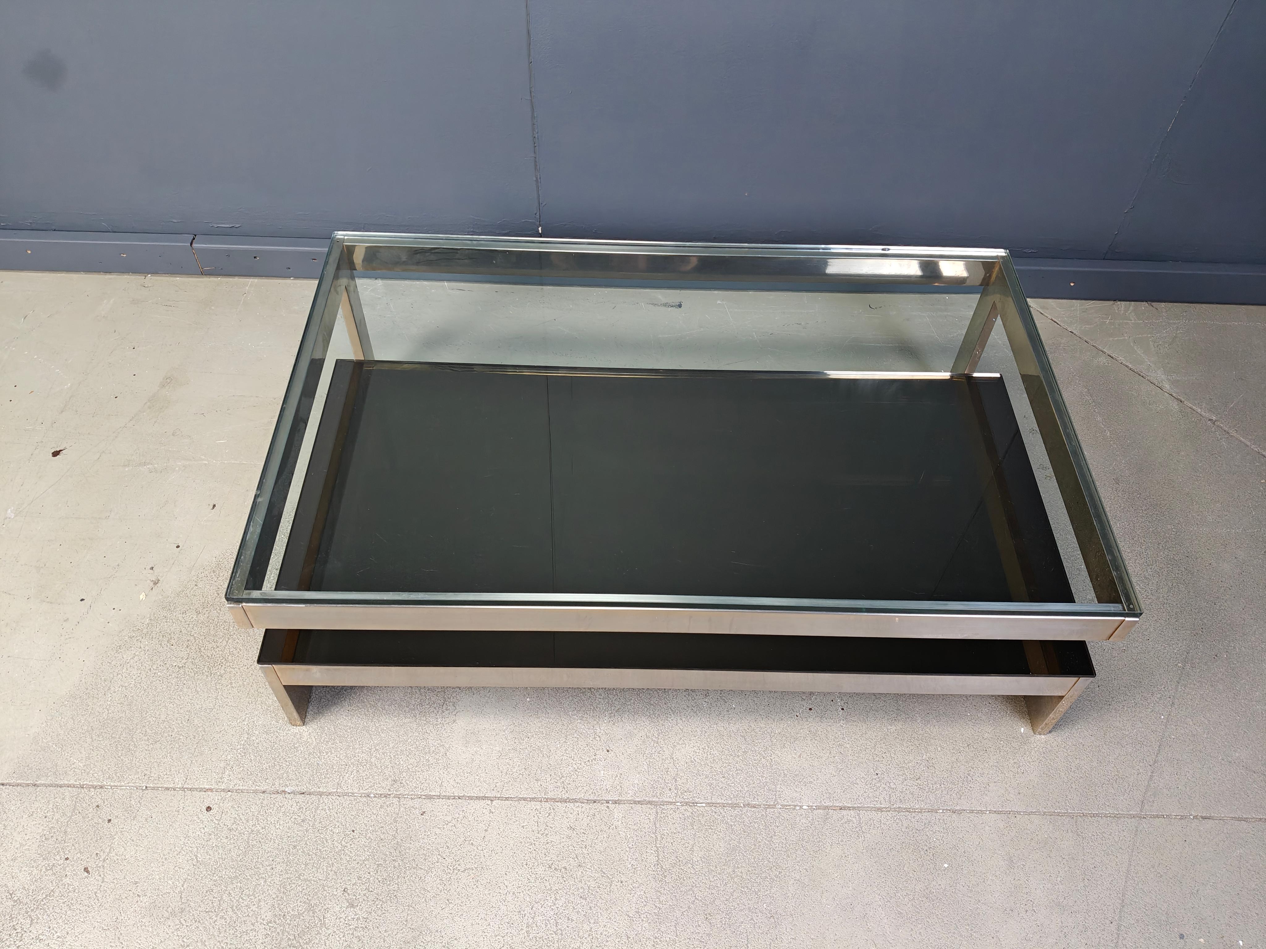 Table basse à deux niveaux en verre transparent épais et recouvert d'or 23kt de qualité, fabriquée par Belgochrom.

Cette table est un modèle populaire, appelé modèle 