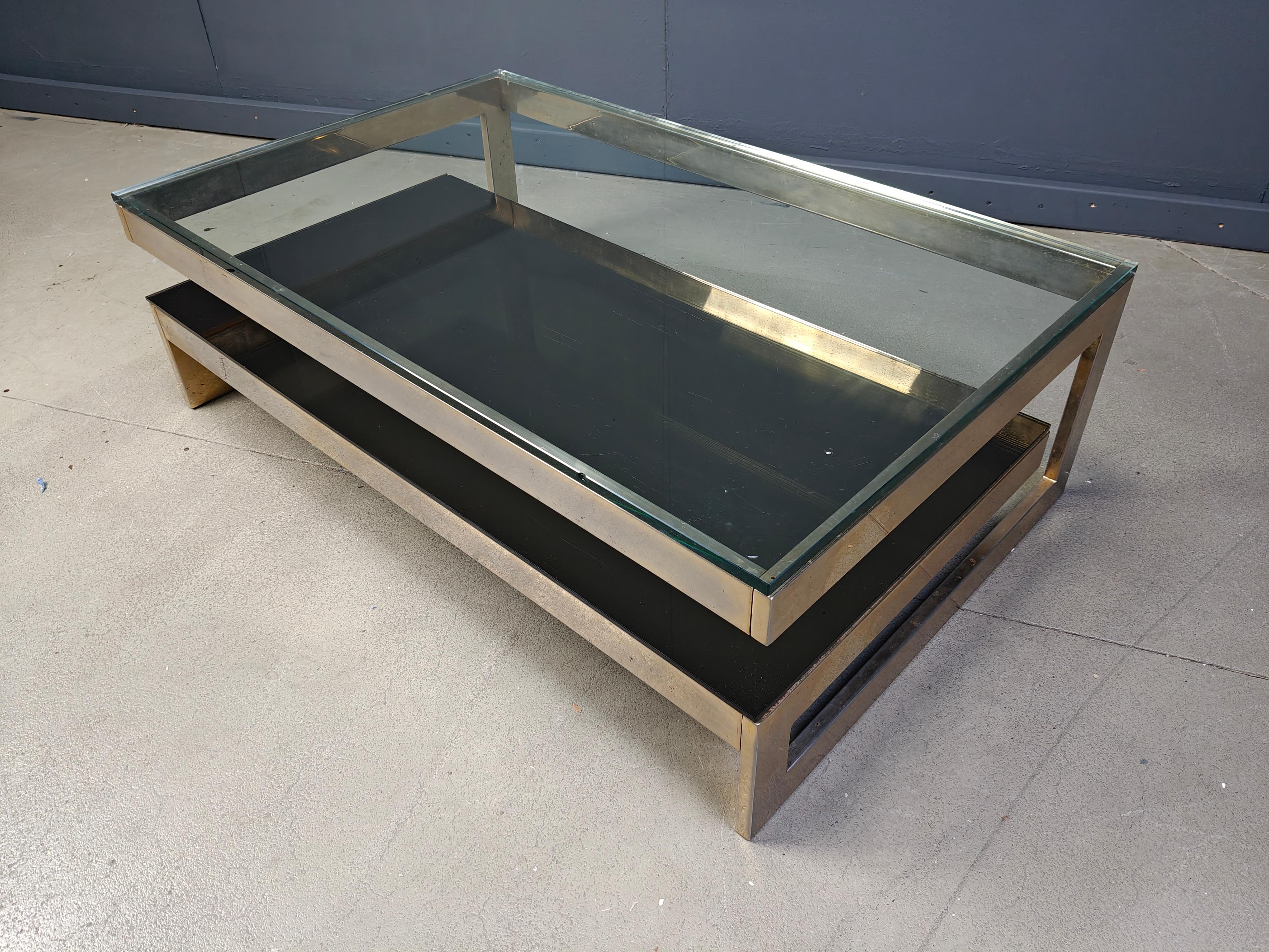 Table basse à deux niveaux en verre transparent épais et recouvert d'or 23kt de qualité, fabriquée par Belgochrom.

Cette table est un modèle populaire, appelé modèle 