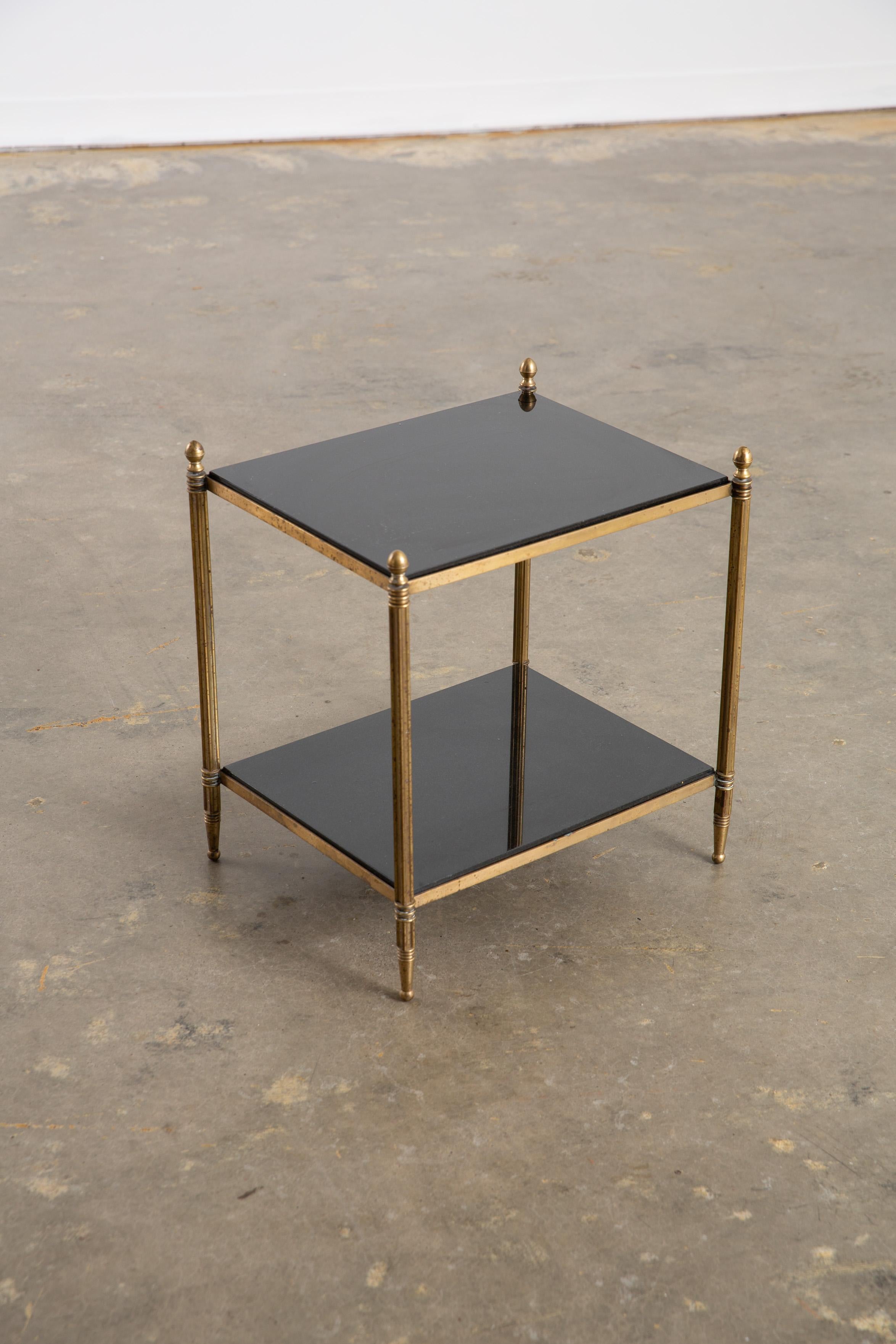Table d'appoint vintage à deux niveaux en pierre noire et laiton Bon état - En vente à New York, NY