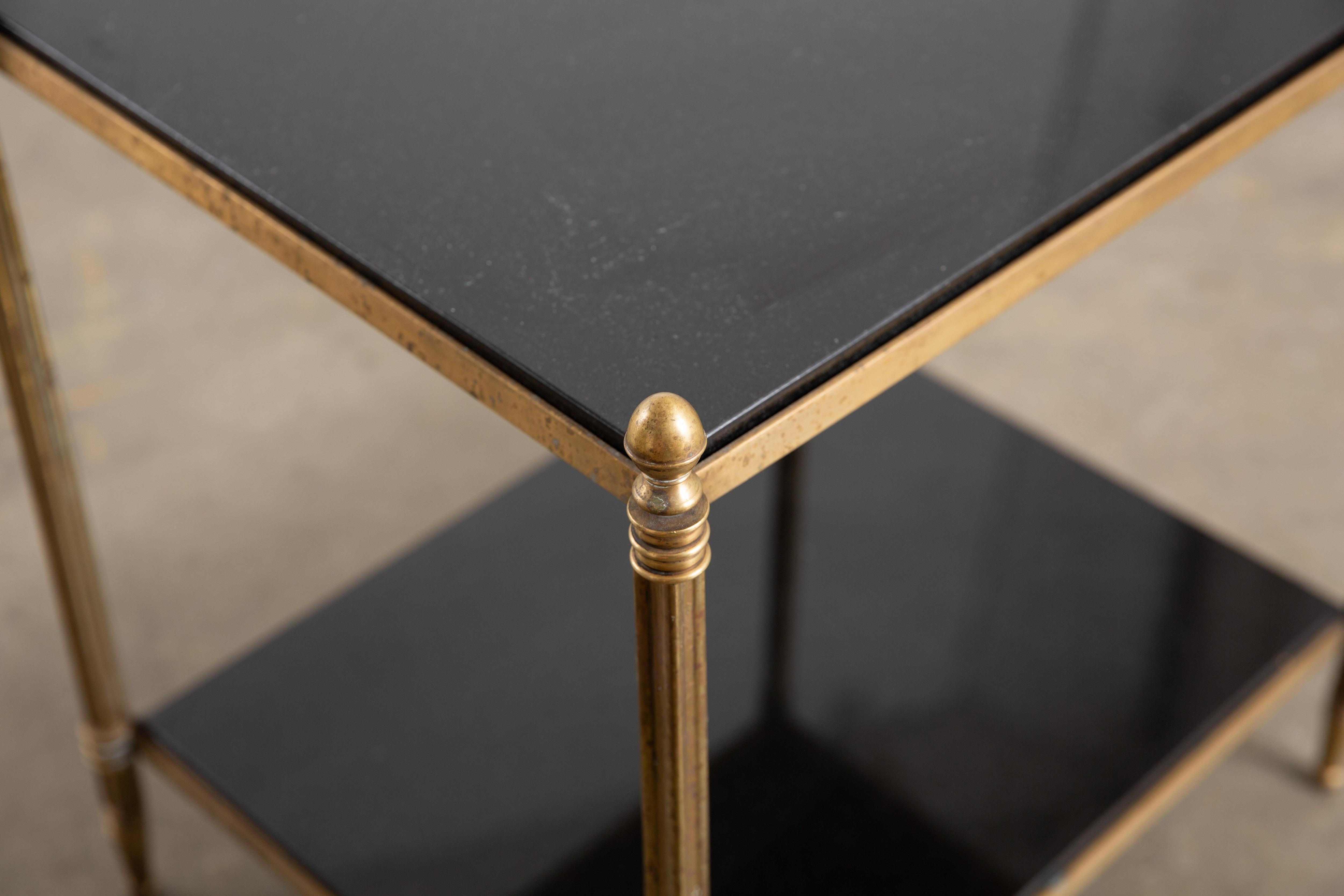 Fin du 20e siècle Table d'appoint vintage à deux niveaux en pierre noire et laiton en vente