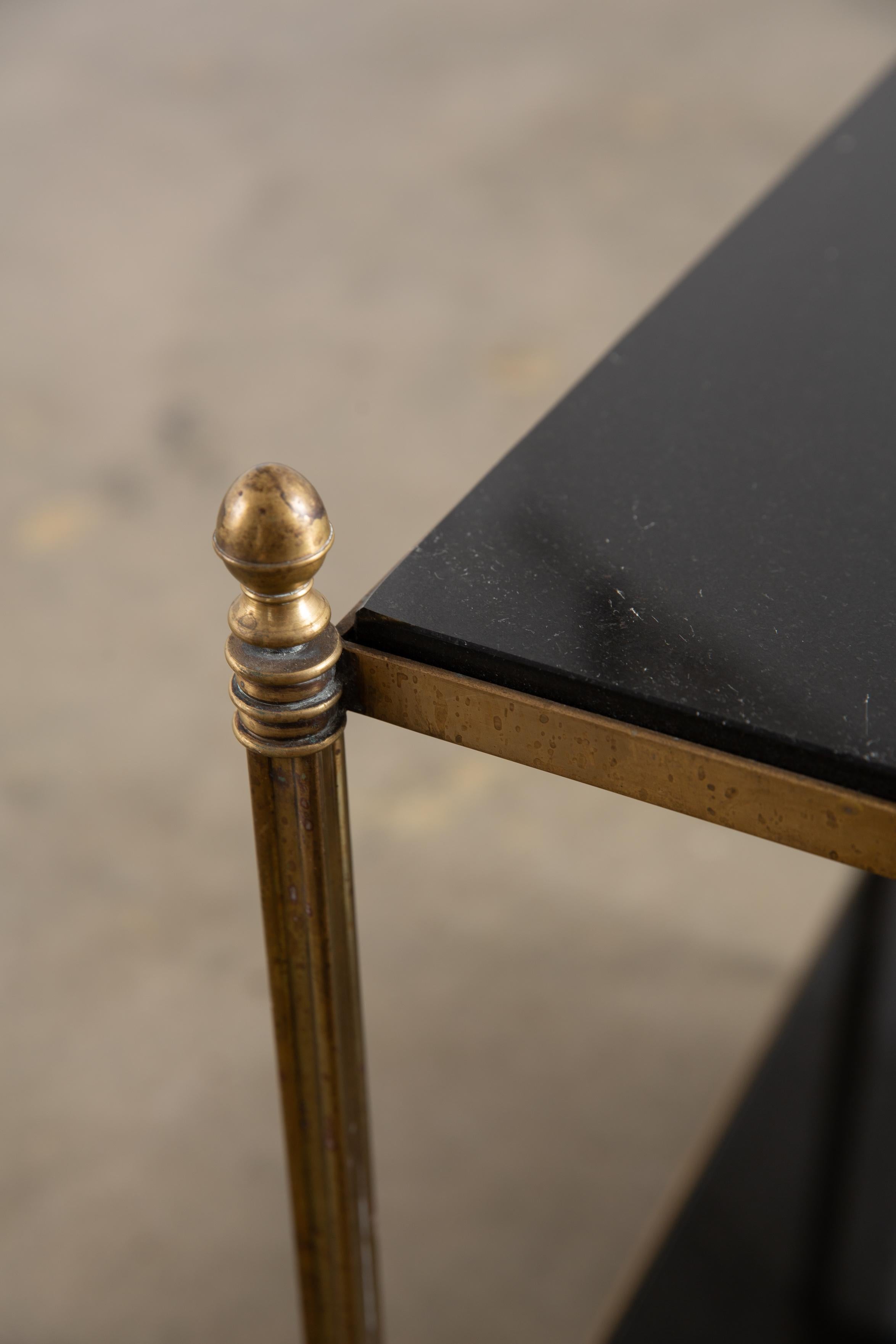 Laiton Table d'appoint vintage à deux niveaux en pierre noire et laiton en vente