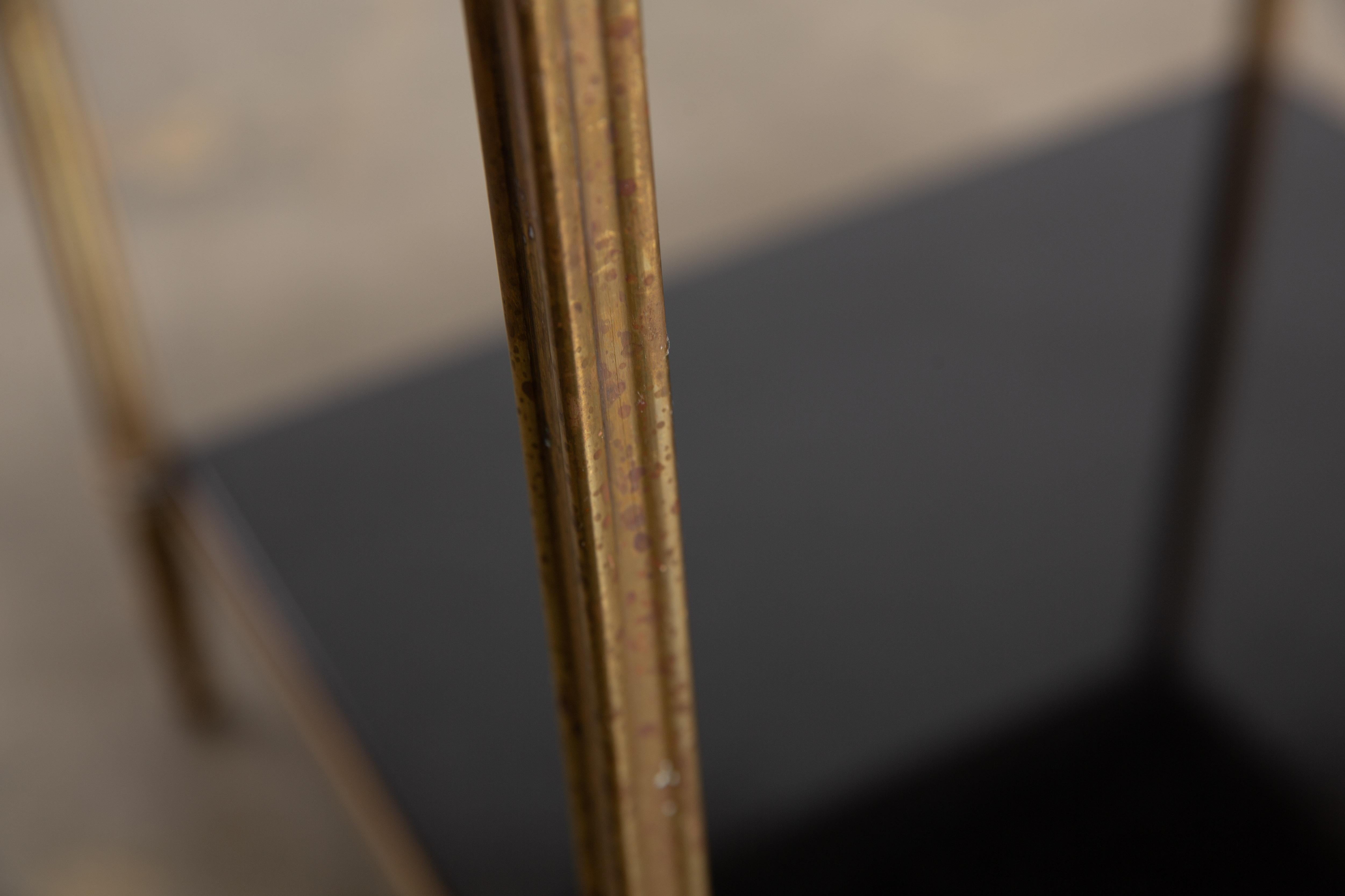 Table d'appoint vintage à deux niveaux en pierre noire et laiton en vente 1