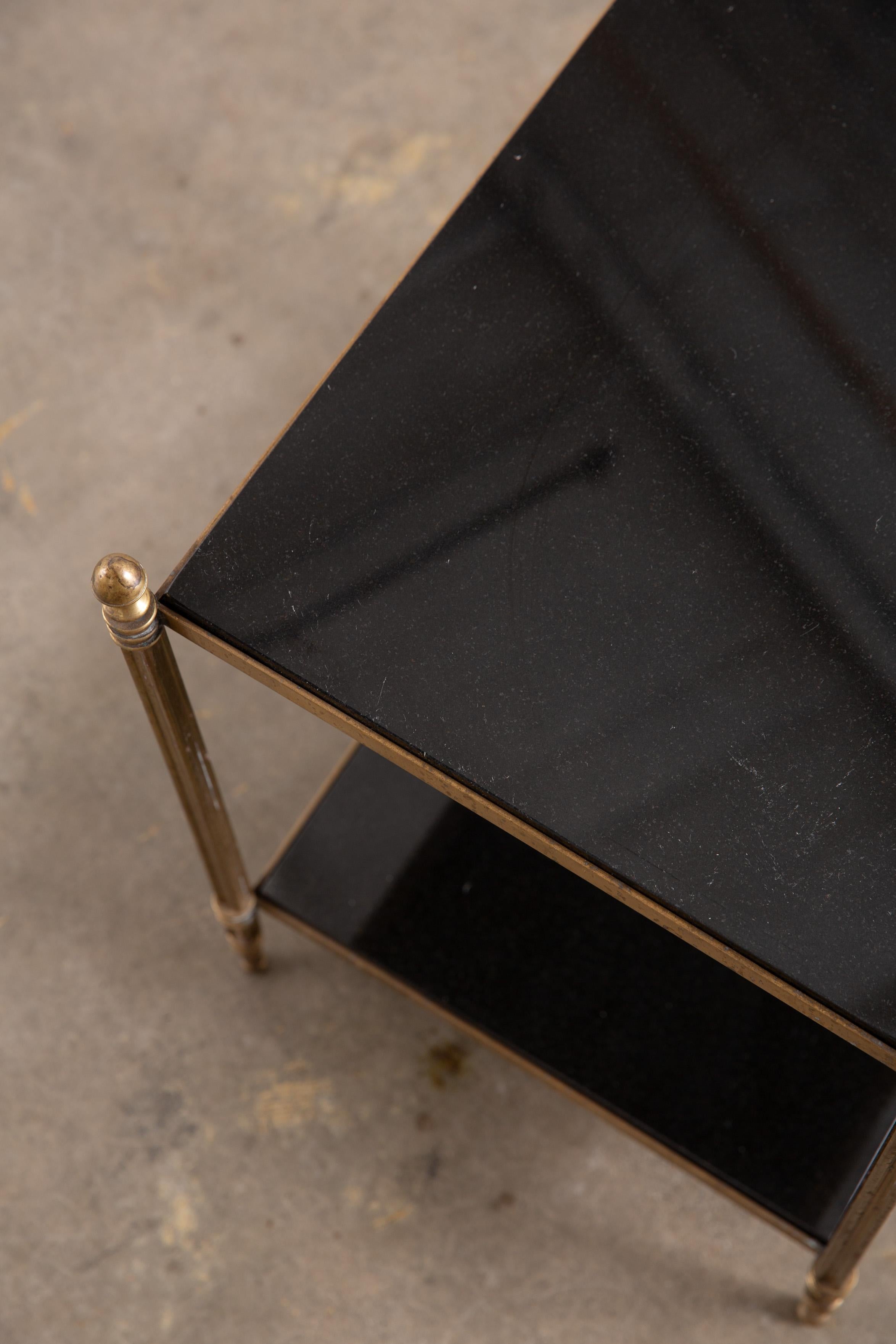 Table d'appoint vintage à deux niveaux en pierre noire et laiton en vente 2