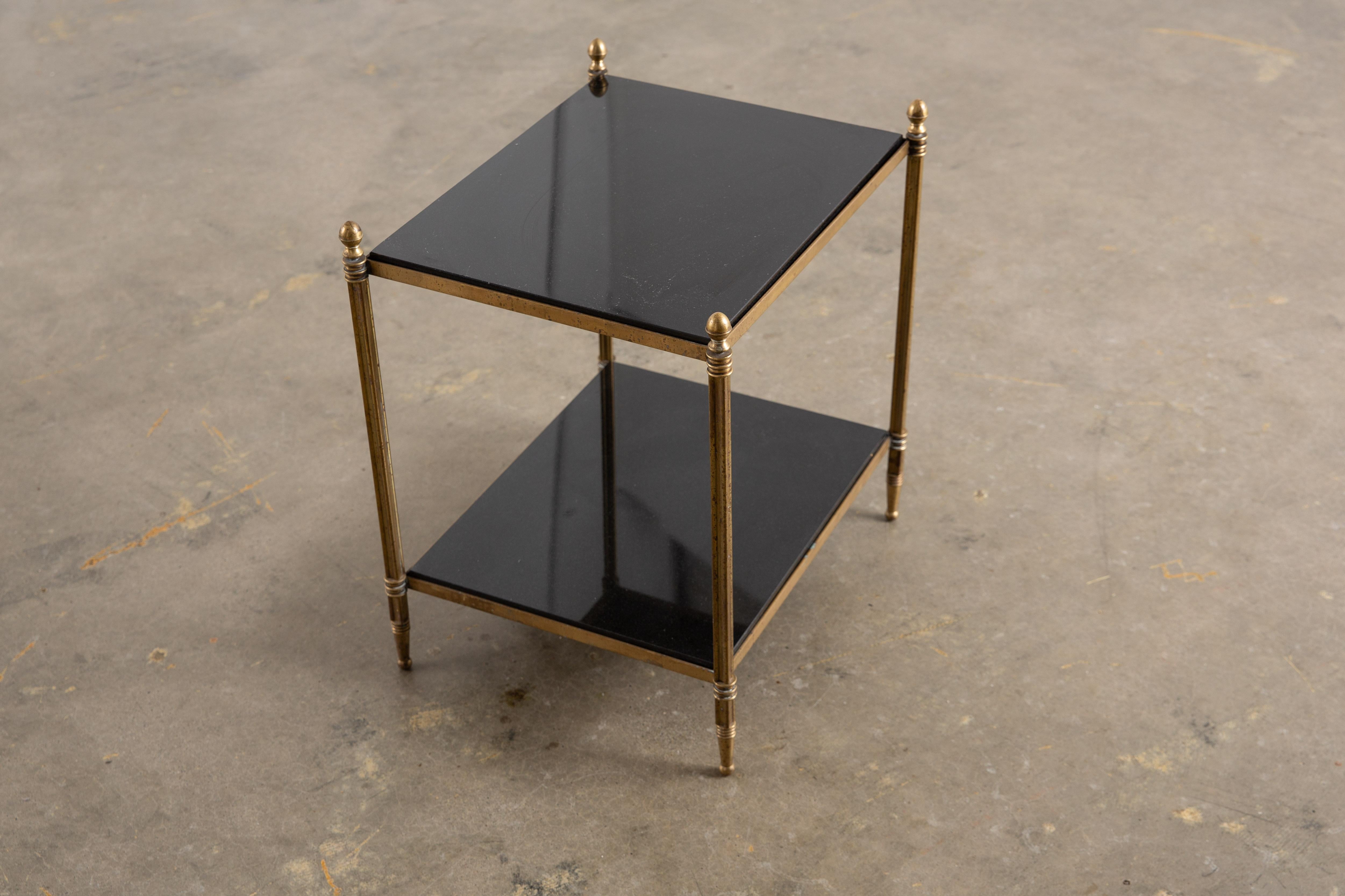 Table d'appoint vintage à deux niveaux en pierre noire et laiton en vente 3